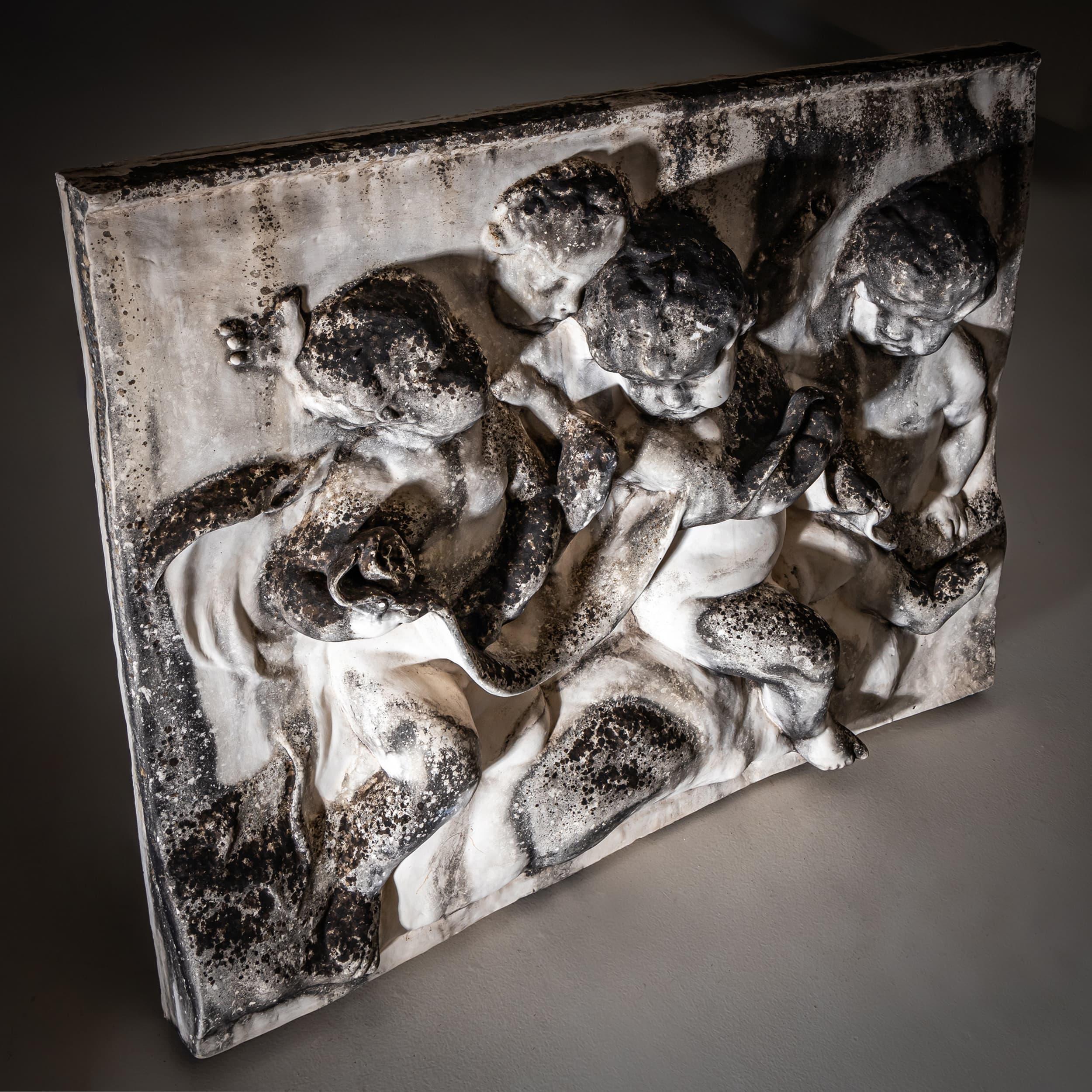 Putti Relief in Biscuit Porcelain, 19th Century In Good Condition For Sale In Greding, DE