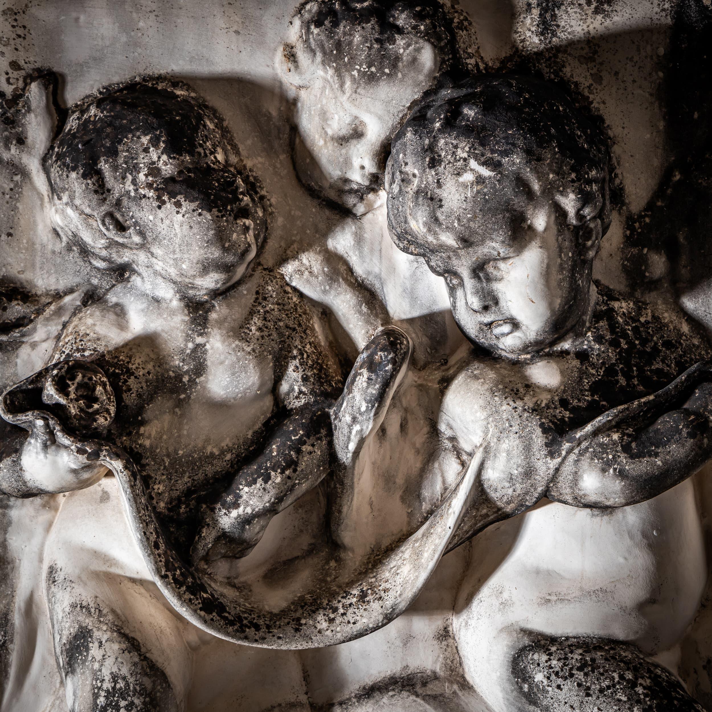 Putti Relief in Biscuit Porcelain, 19th Century For Sale 1