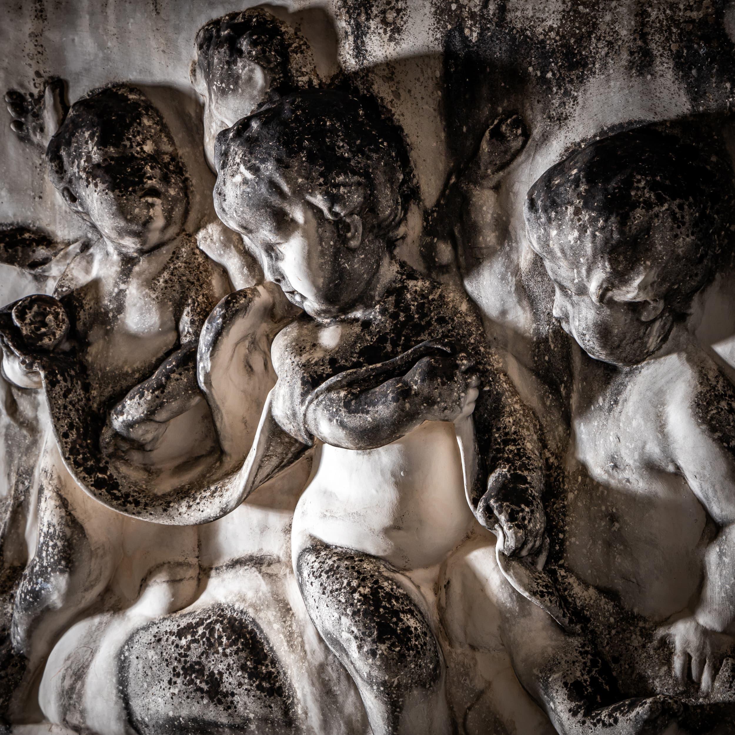 Putti Relief in Biscuit Porcelain, 19th Century For Sale 2