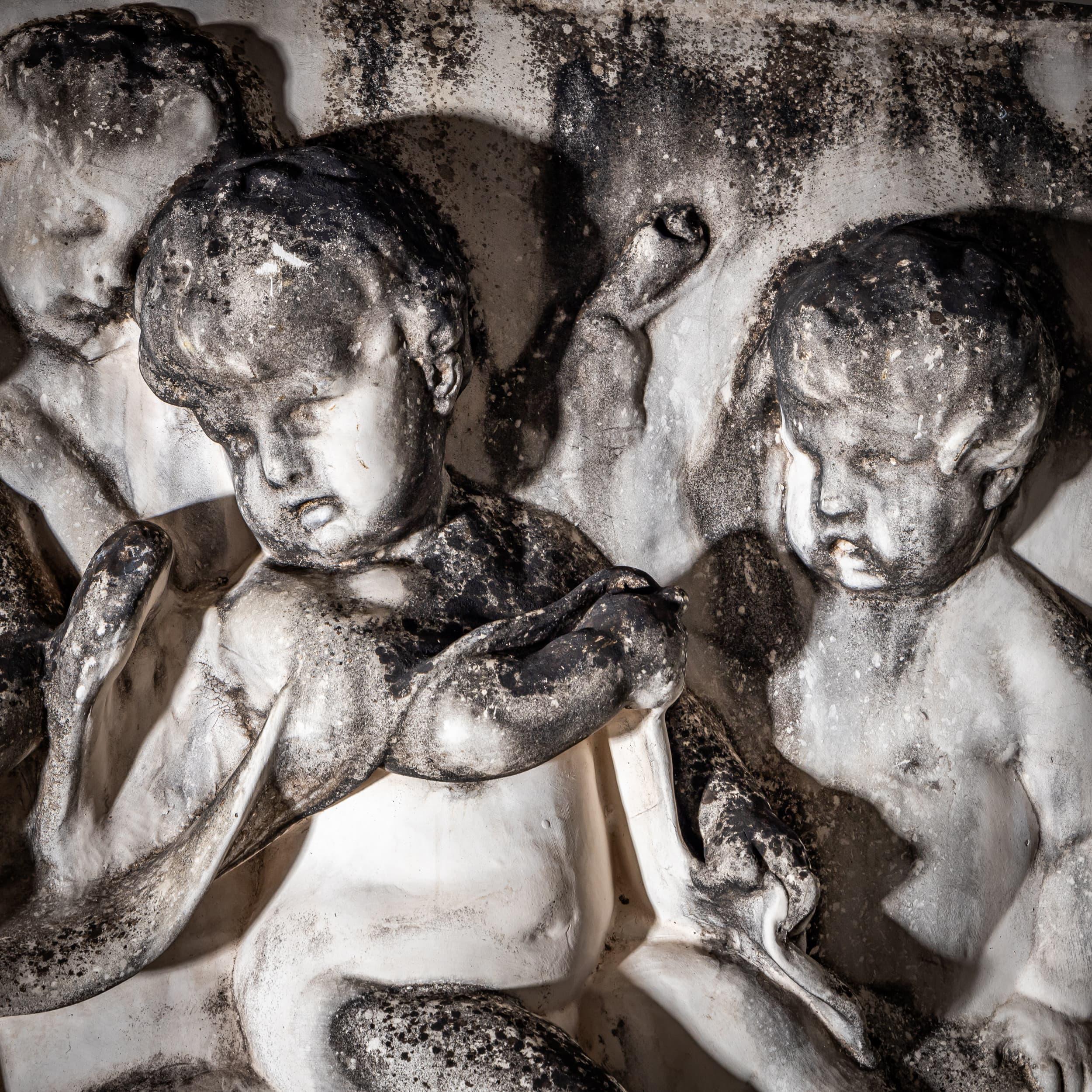 Putti Relief in Biscuit Porcelain, 19th Century For Sale 3