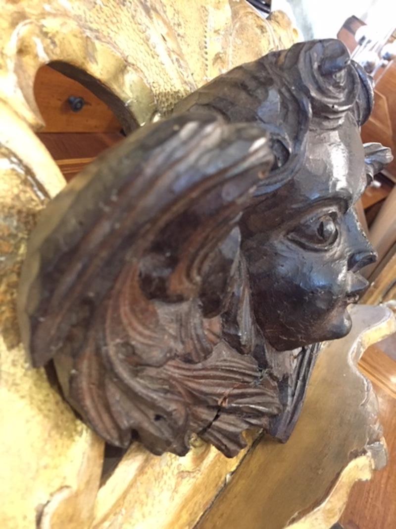 European Putto ailé Sculpture italienne 1700 Visage d'ange en bois sculpté  en vente