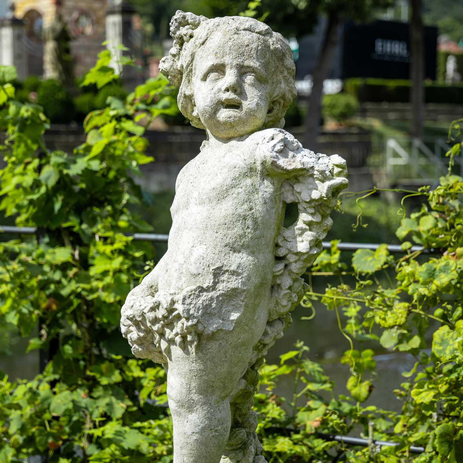 Putto comme personnification du printemps, 20e siècle Bon état - En vente à Greding, DE