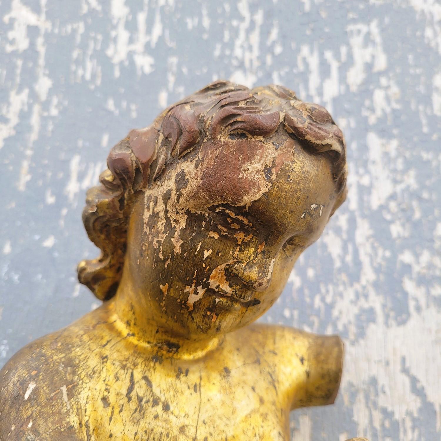 Belle sculpture représentant un putto en bois doré, avec la technique de la dorure à la mecque  

 Travail italien fin 17ème début 18ème siècle   

Sculpture vendue en l'état, usures et manques (ailes, pieds...)   

Hauteur 43cm  
20 x 12 cm environ
