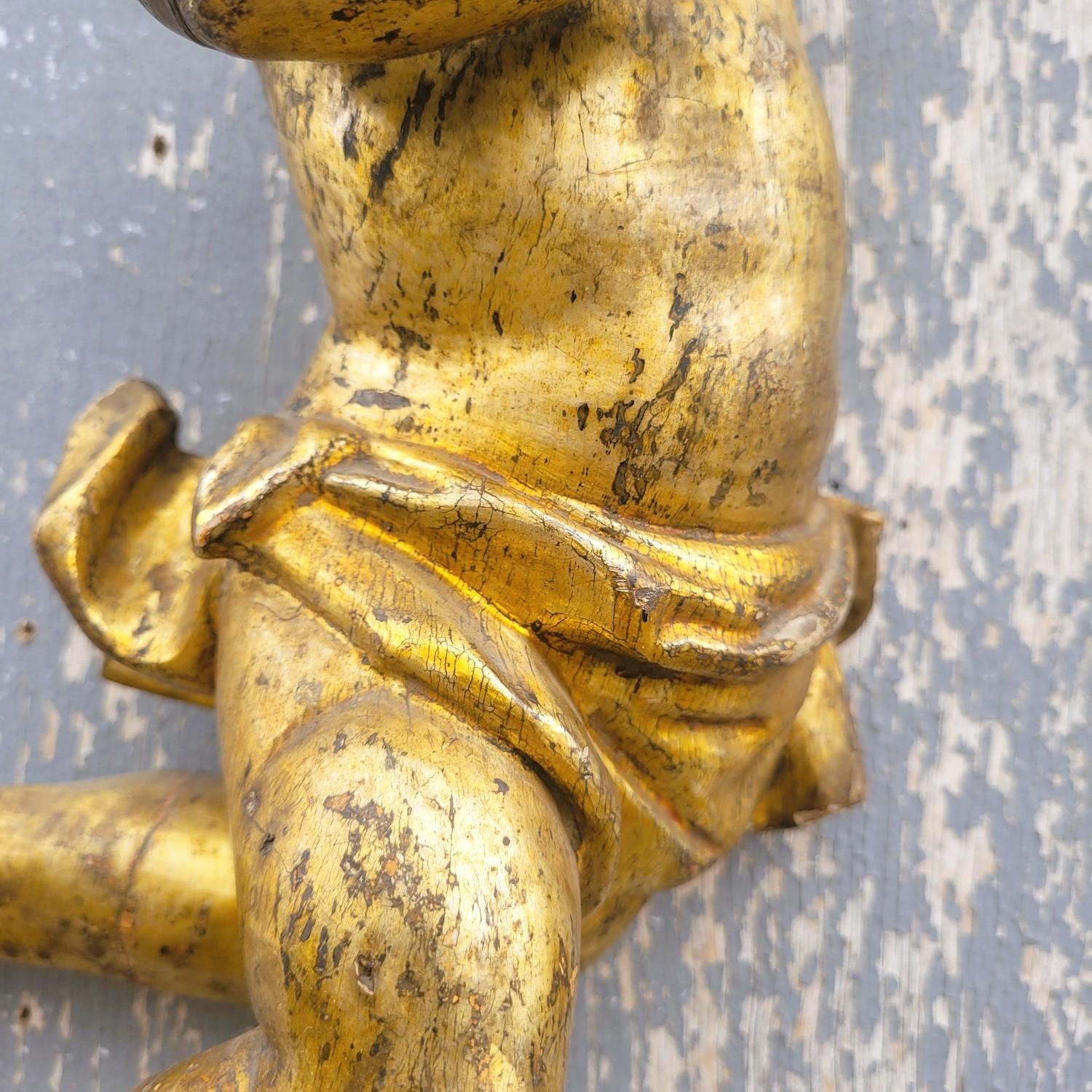 italien Putto en Wood Wood doré avec la Mecque, époque 17e/18e siècle en vente