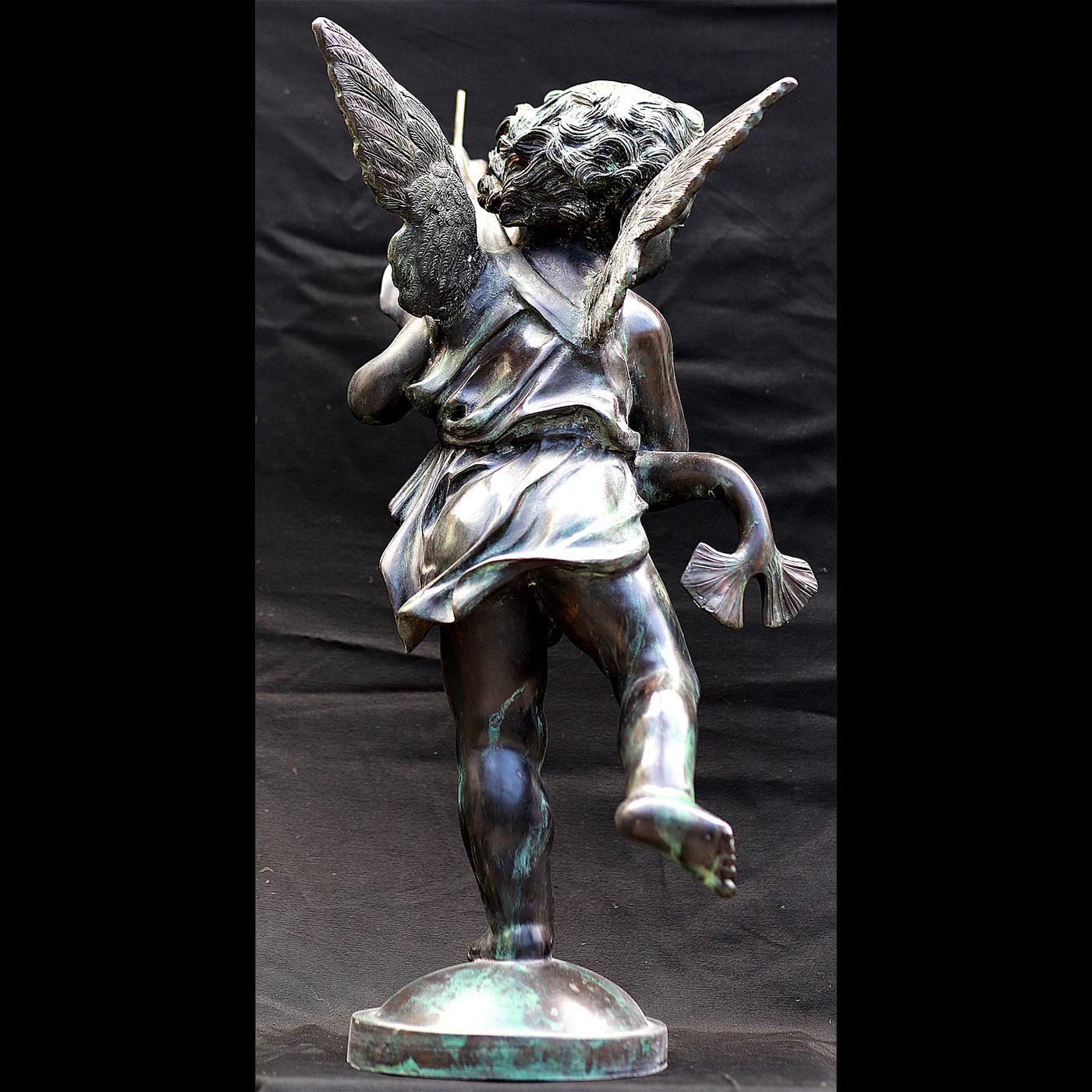Escultura Putto con Delfín Italiano en venta