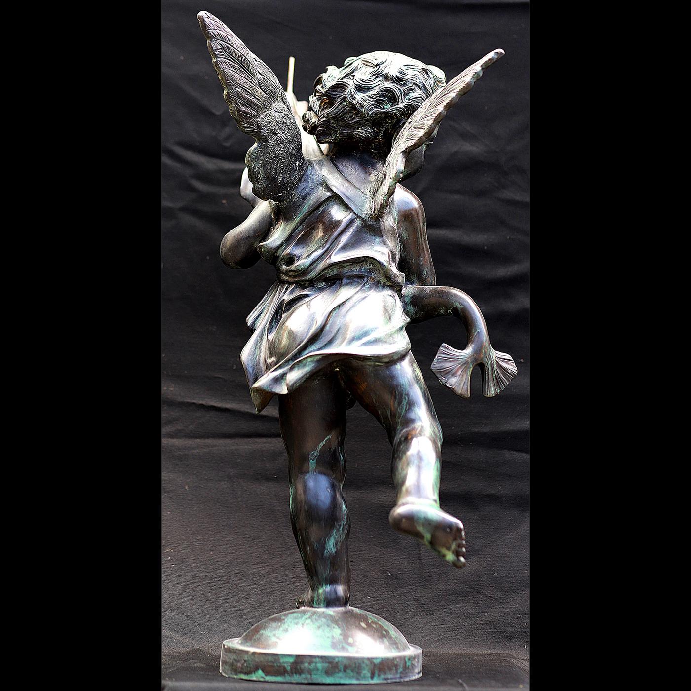 Putto mit Delphin-Skulptur (Italienisch) im Angebot