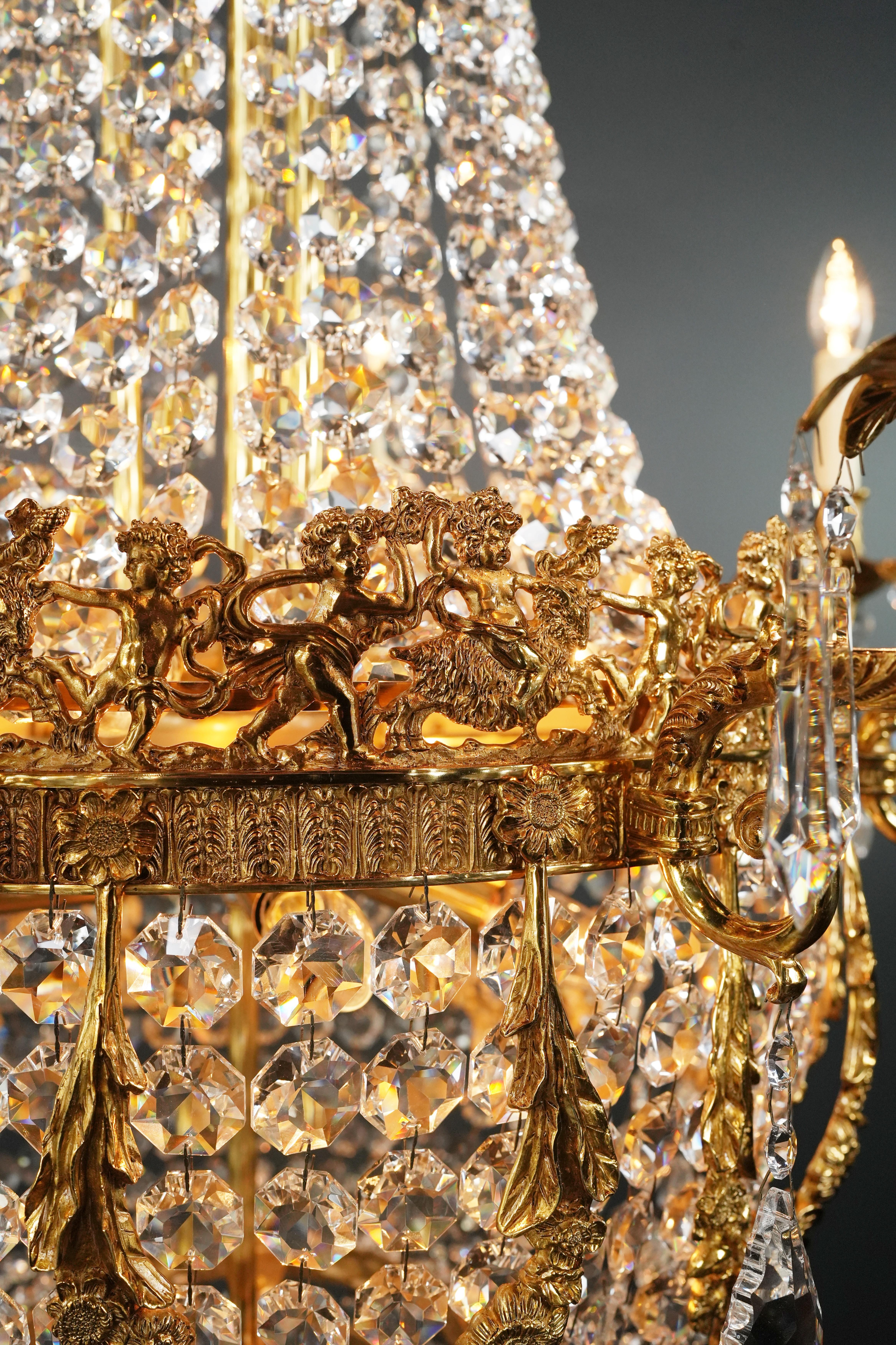 Putto Wreat Brass Basket Empire Sac a Pearl Chandelier Crystal and Antique Gold For Sale 1