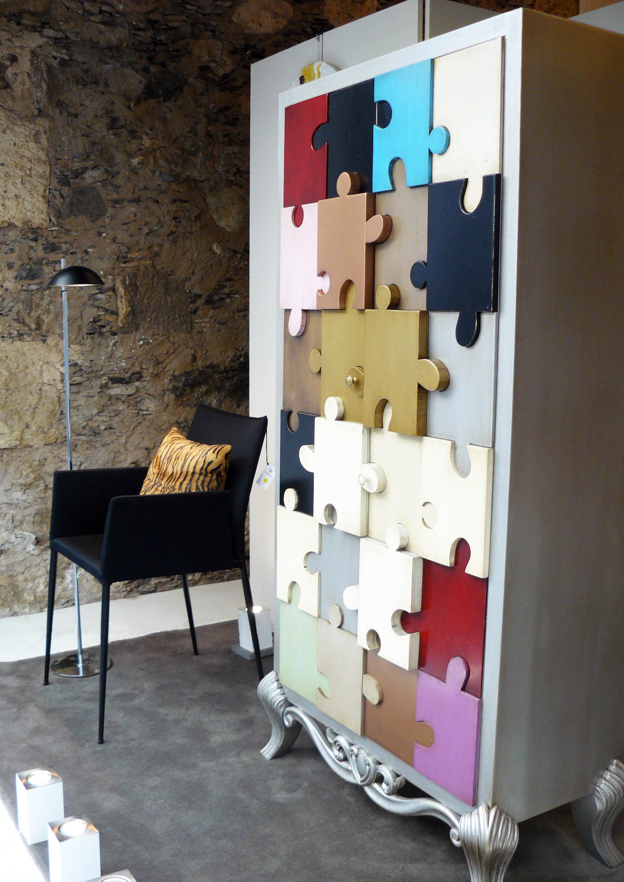 Armario Puzle by Lola Glamour
Dimensiones: P 40 x An 80 x Al 166 cm
Materiales: Madera.

El origen del puzzle se remonta a 1762, cuando un londinense llamado Spilsbury hizo uno por casualidad, recortando las formas de distintos países en un panel de
