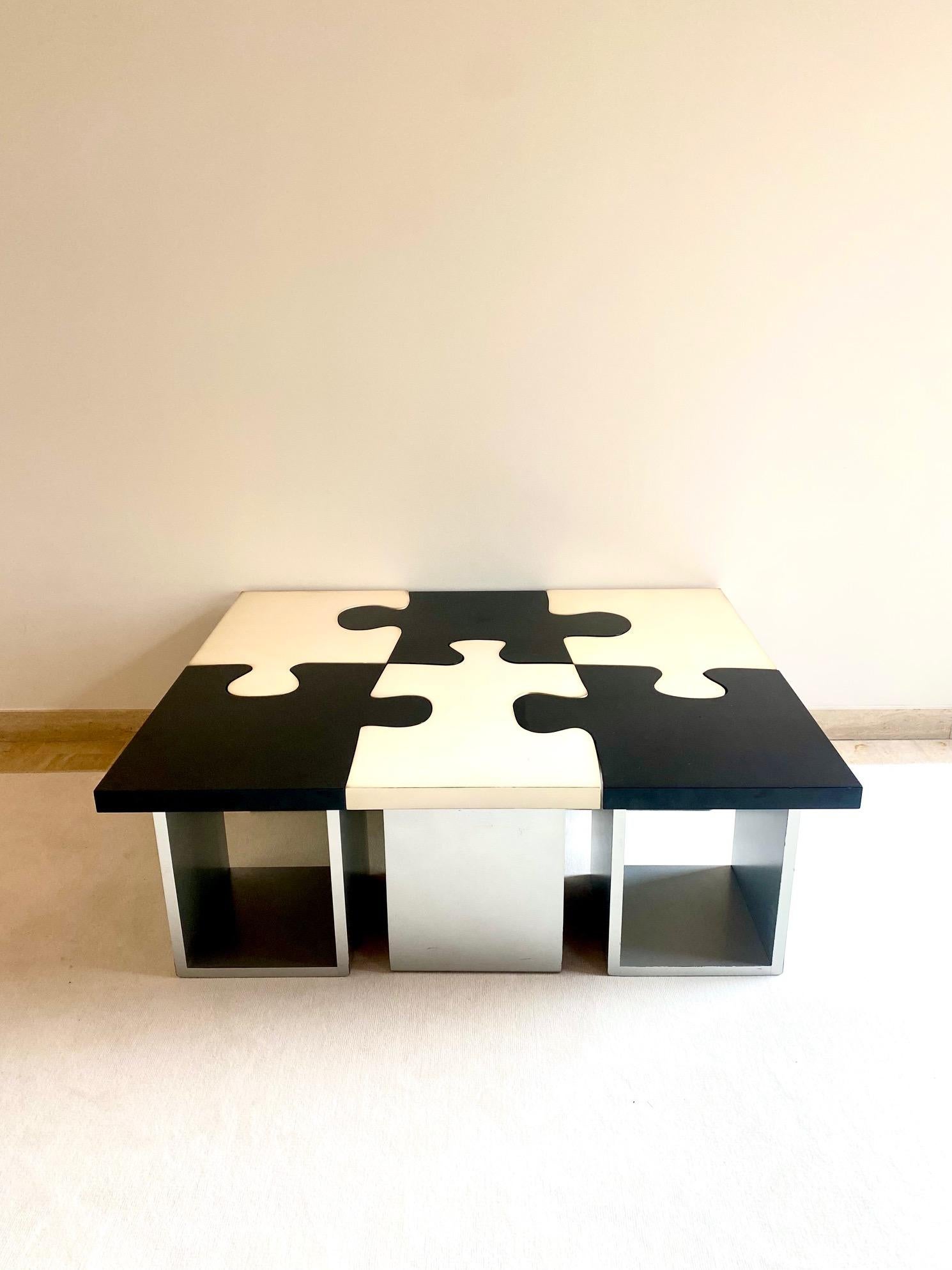 Seltener Puzzletisch aus den siebziger Jahren !
Sechs Teile eines schwarz-weißen Puzzles.

Guter Zustand.