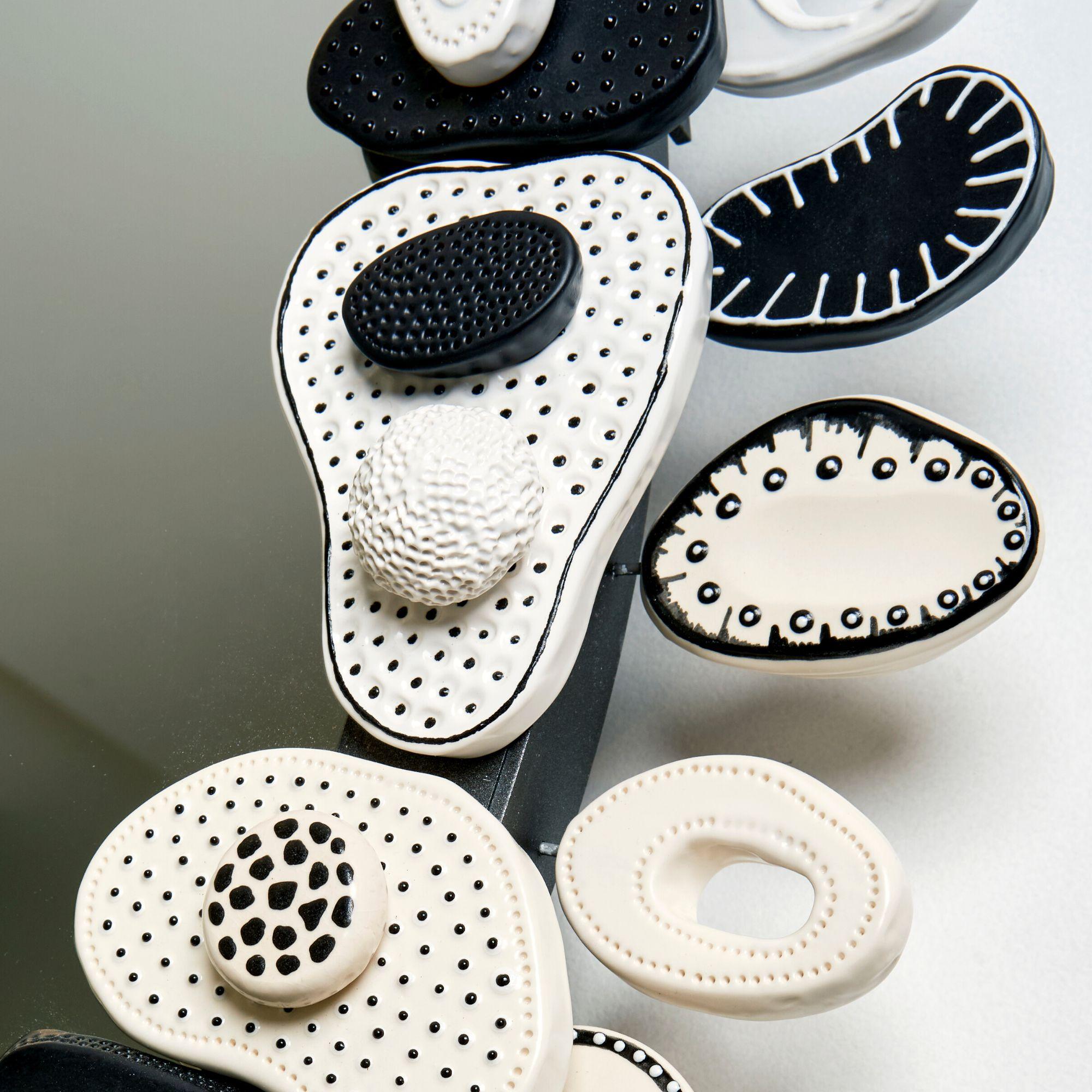 Ceramic mirror, handmade
Vegetal and organic shapes are sources of inspiration for the artist, in which she infuses her vivid imagination and her know-how.