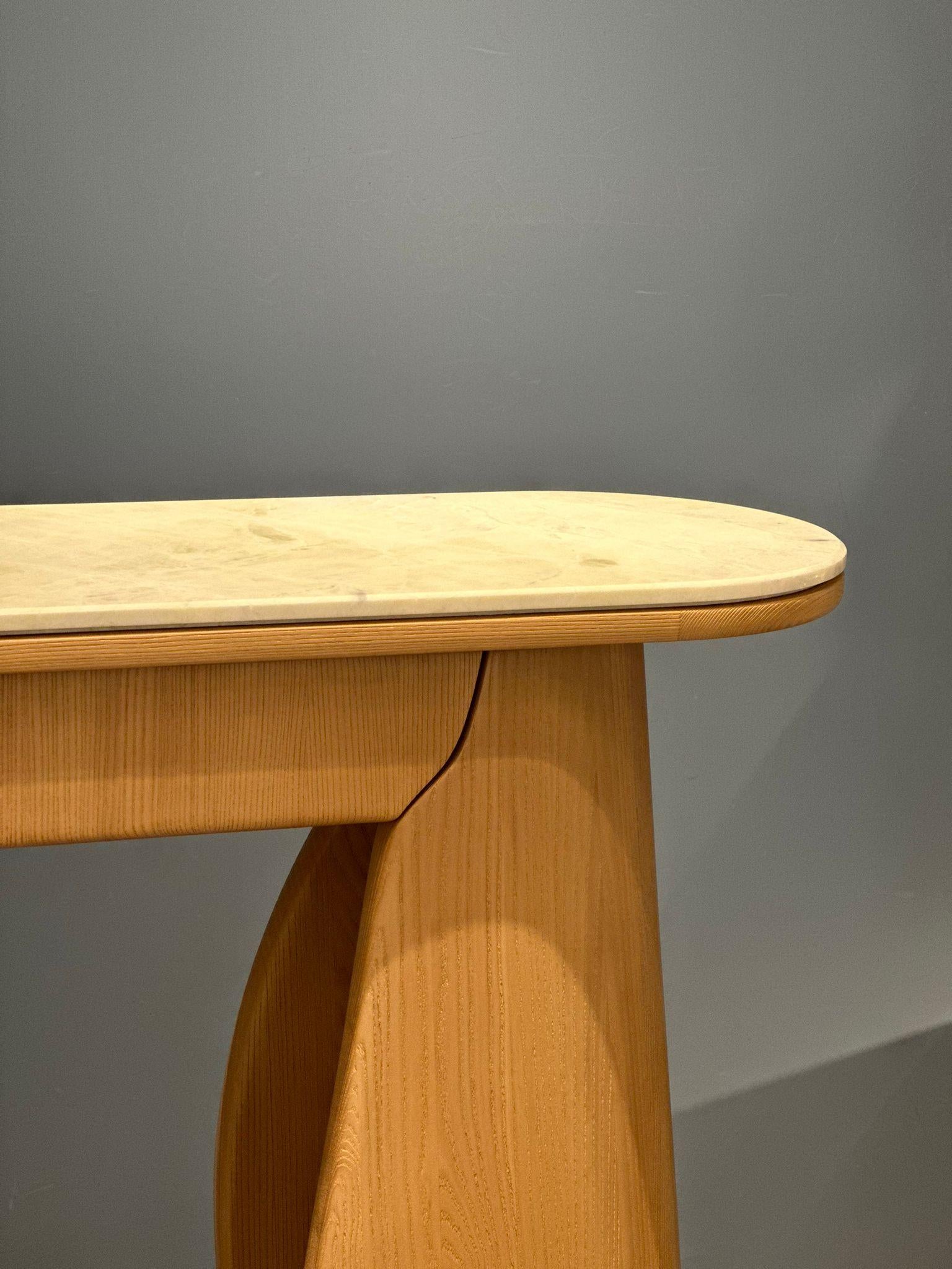 Description : Table console Puzzle
Couleur : marron
Dimensions : 120 x 31 x 90H cm
Matériau : Bois massif, marbre