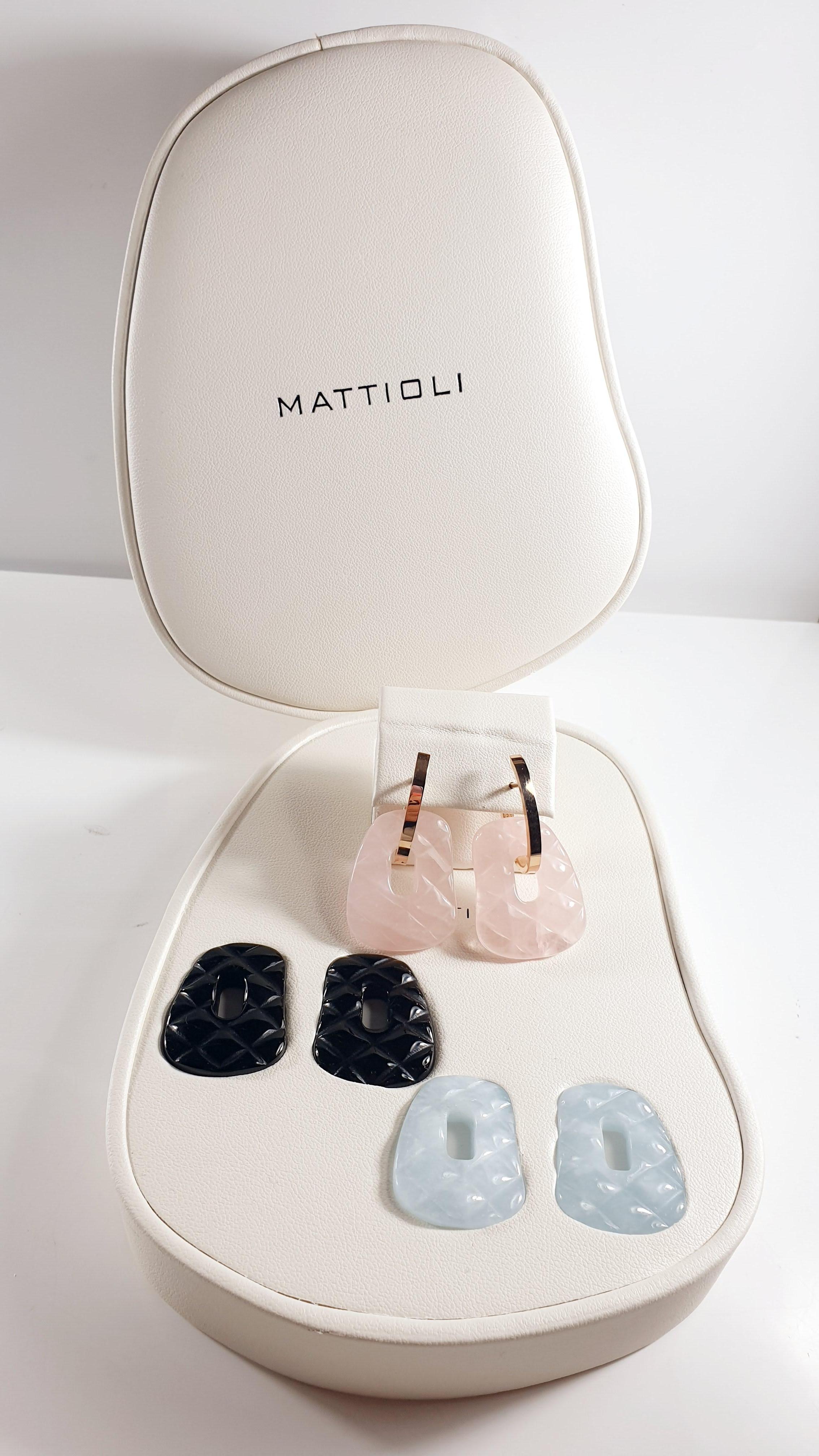 Contemporary Puzzle matellassè medium earrings 18k gold with onyx, quartzite and acquamarine For Sale