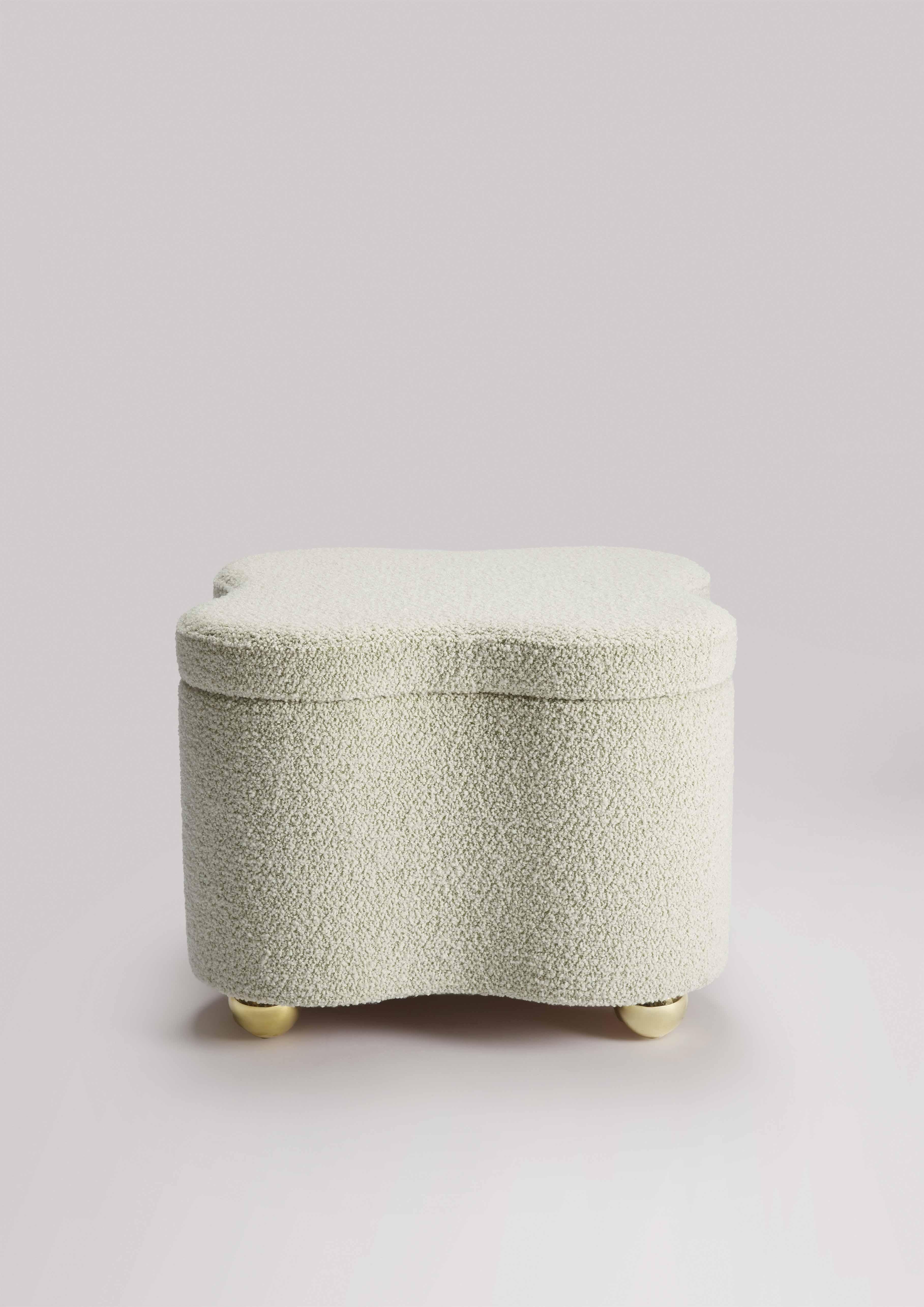 Ti presentiamo l'ottomana Puzzle, il pezzo mancante per completare il puzzle del tuo salotto! Realizzato per adattarsi perfettamente al tavolino da caffè Puzzle, questo pouf vanta un design unico con pezzi di puzzle che faranno sicuramente un'ottima