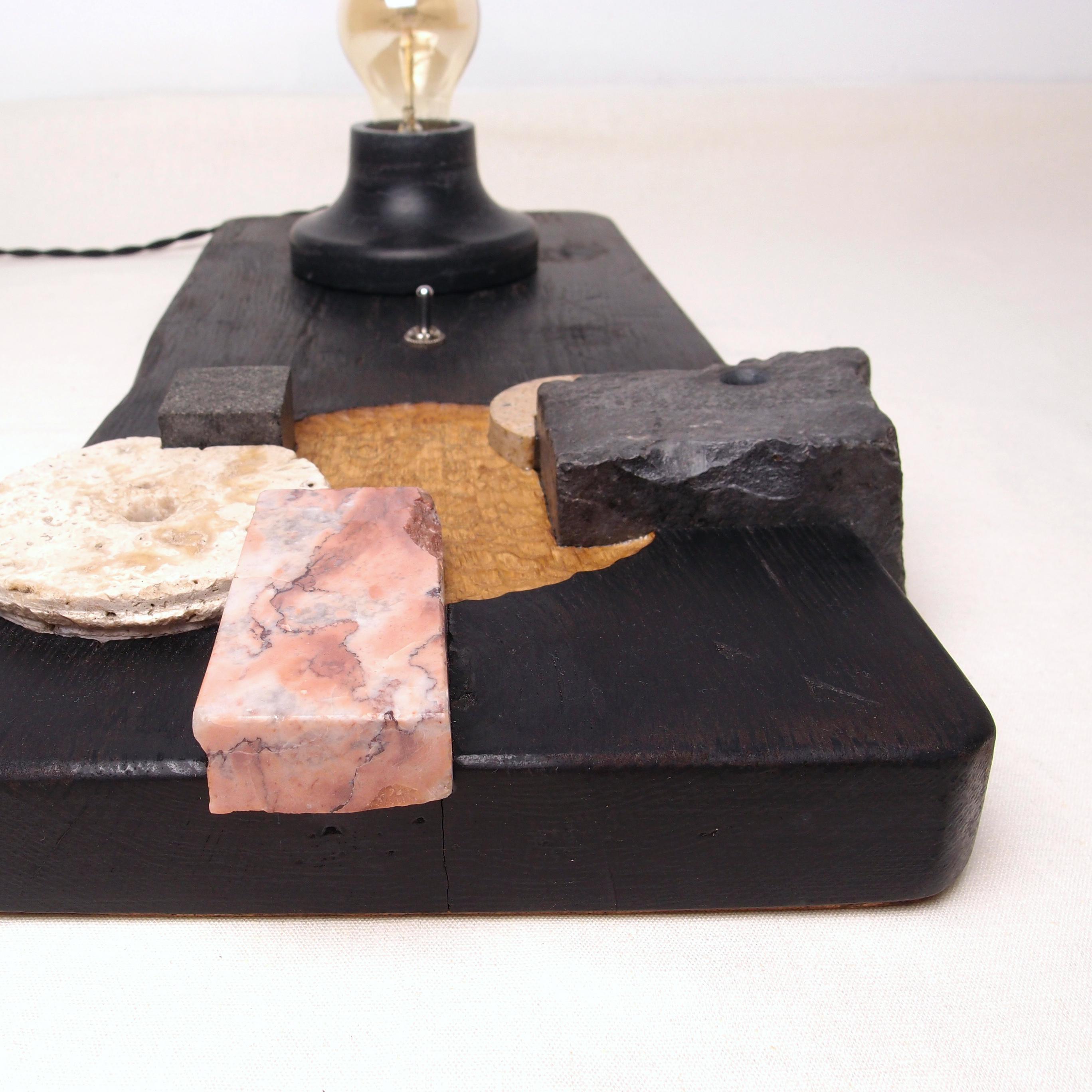 Puzzle - Lampe de table sculptée en bois brûlé et pierre de récupération en vente 3
