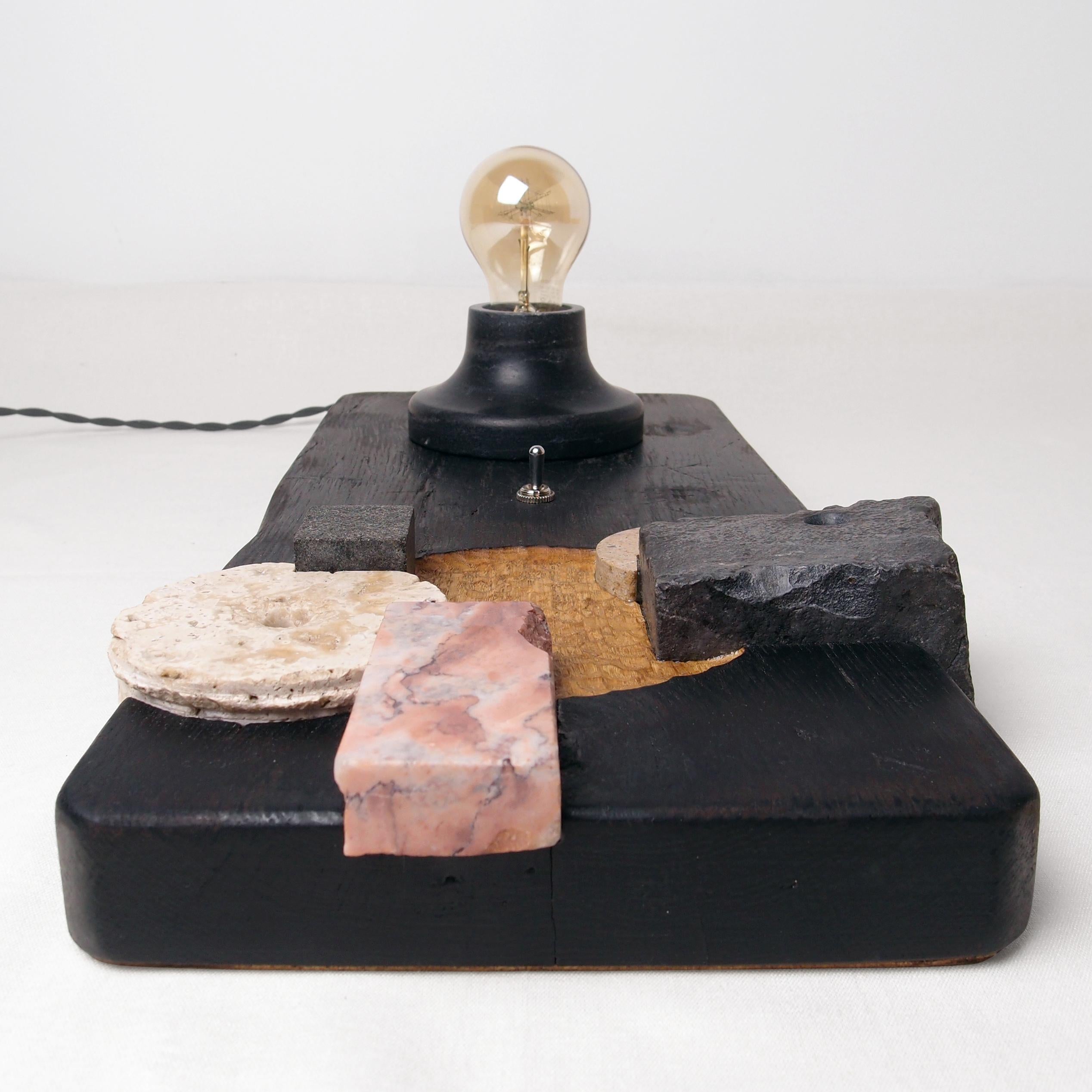 Organique Puzzle - Lampe de table sculptée en bois brûlé et pierre de récupération en vente