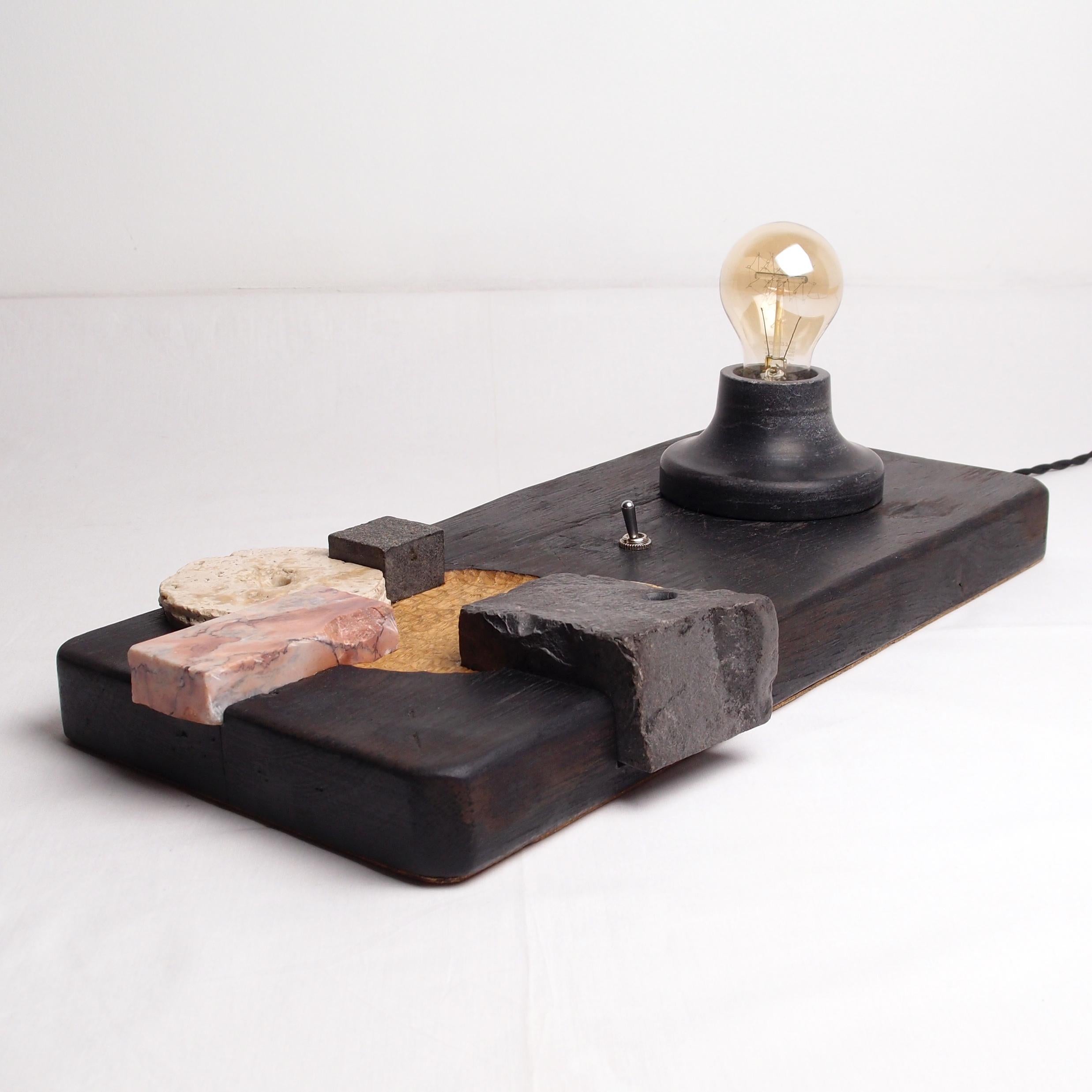 Cuit Puzzle - Lampe de table sculptée en bois brûlé et pierre de récupération en vente