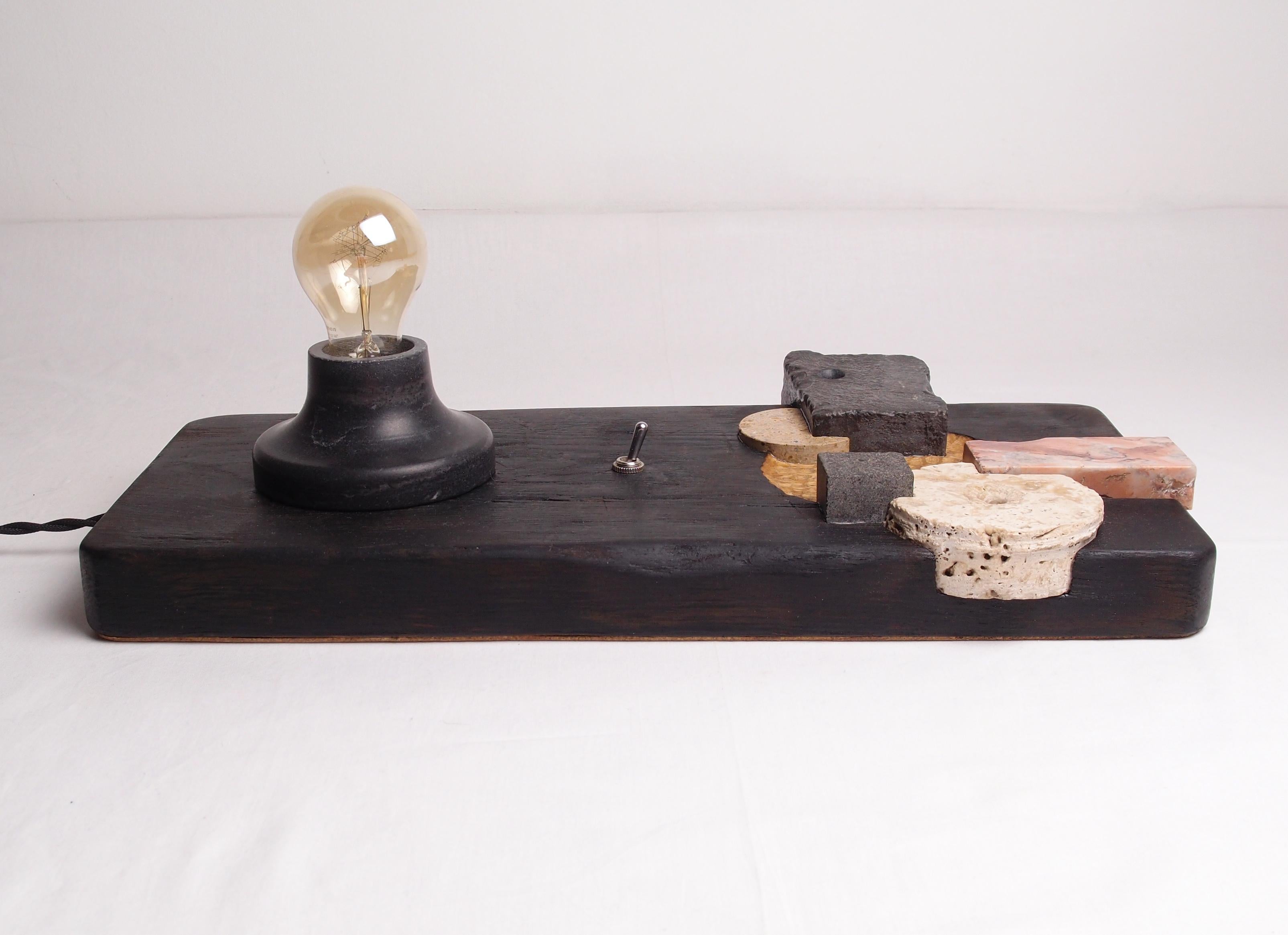 XXIe siècle et contemporain Puzzle - Lampe de table sculptée en bois brûlé et pierre de récupération en vente