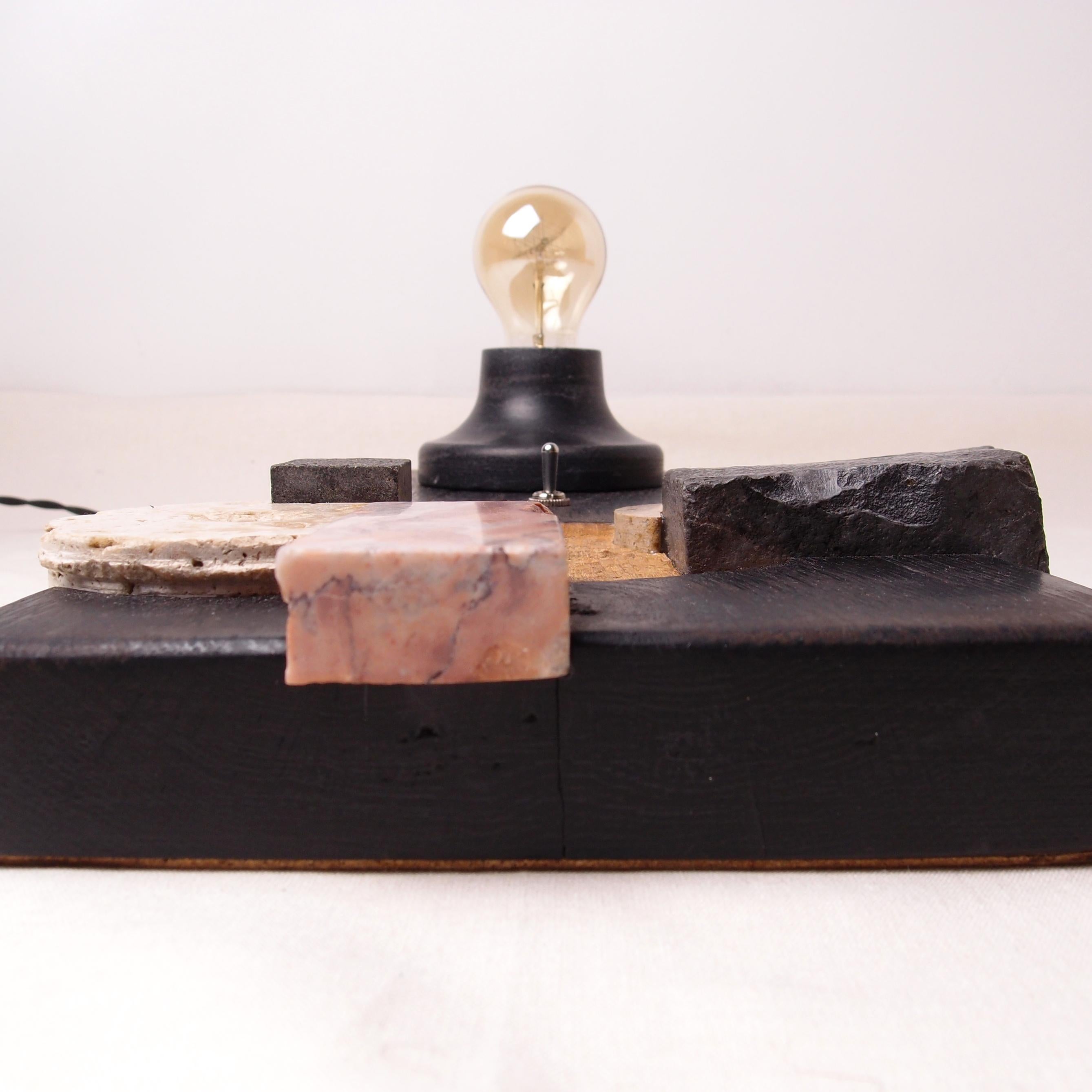 Puzzle - Lampe de table sculptée en bois brûlé et pierre de récupération en vente 1