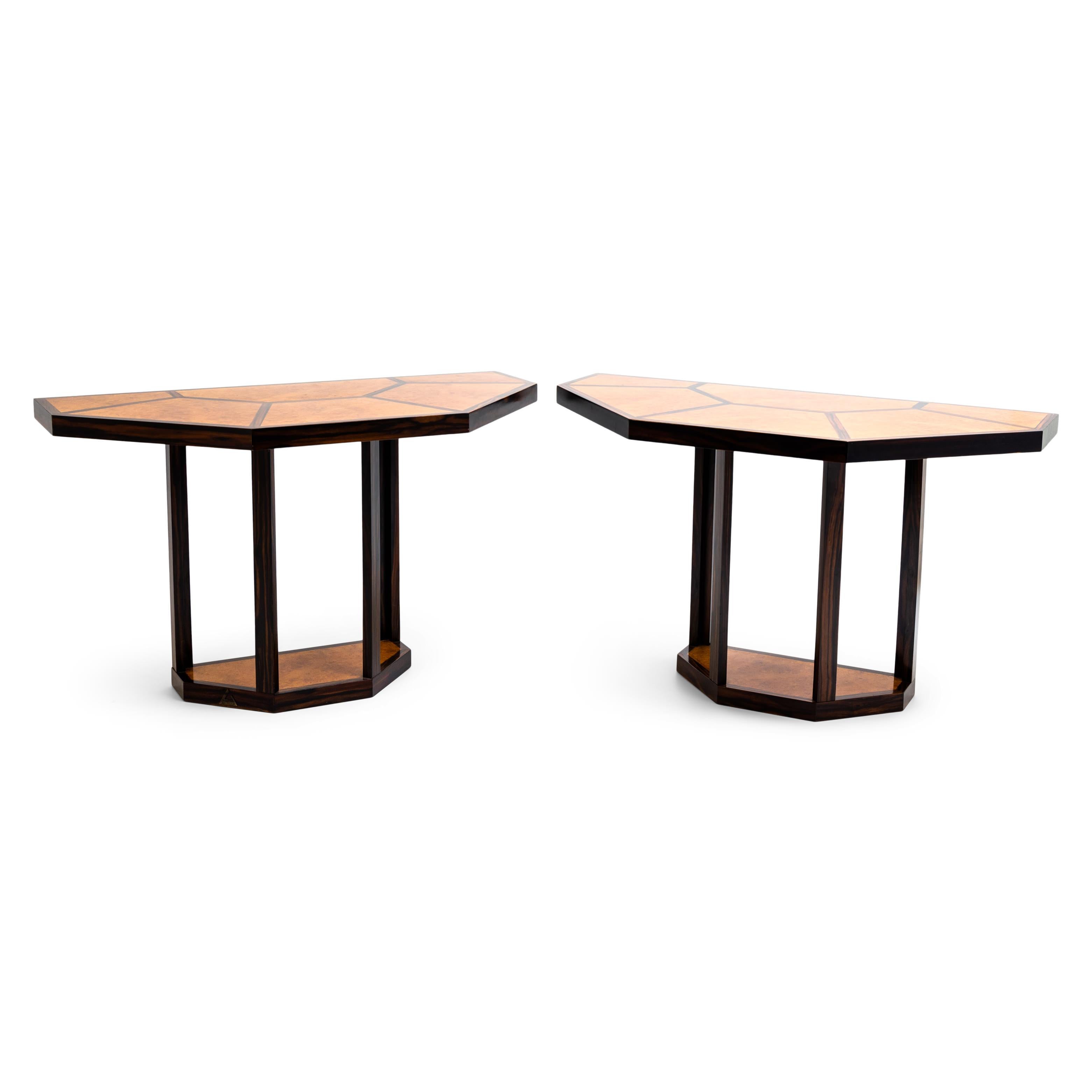 Tisch 'Puzzle' von Gabriella Crespi aus Thuja-Furnier. Der Tisch/die Tische können in verschiedenen Konfigurationen verwendet werden. Größerer Esstisch, kleinerer Esstisch oder zwei Konsolen. Von der größten bei 66¼ 