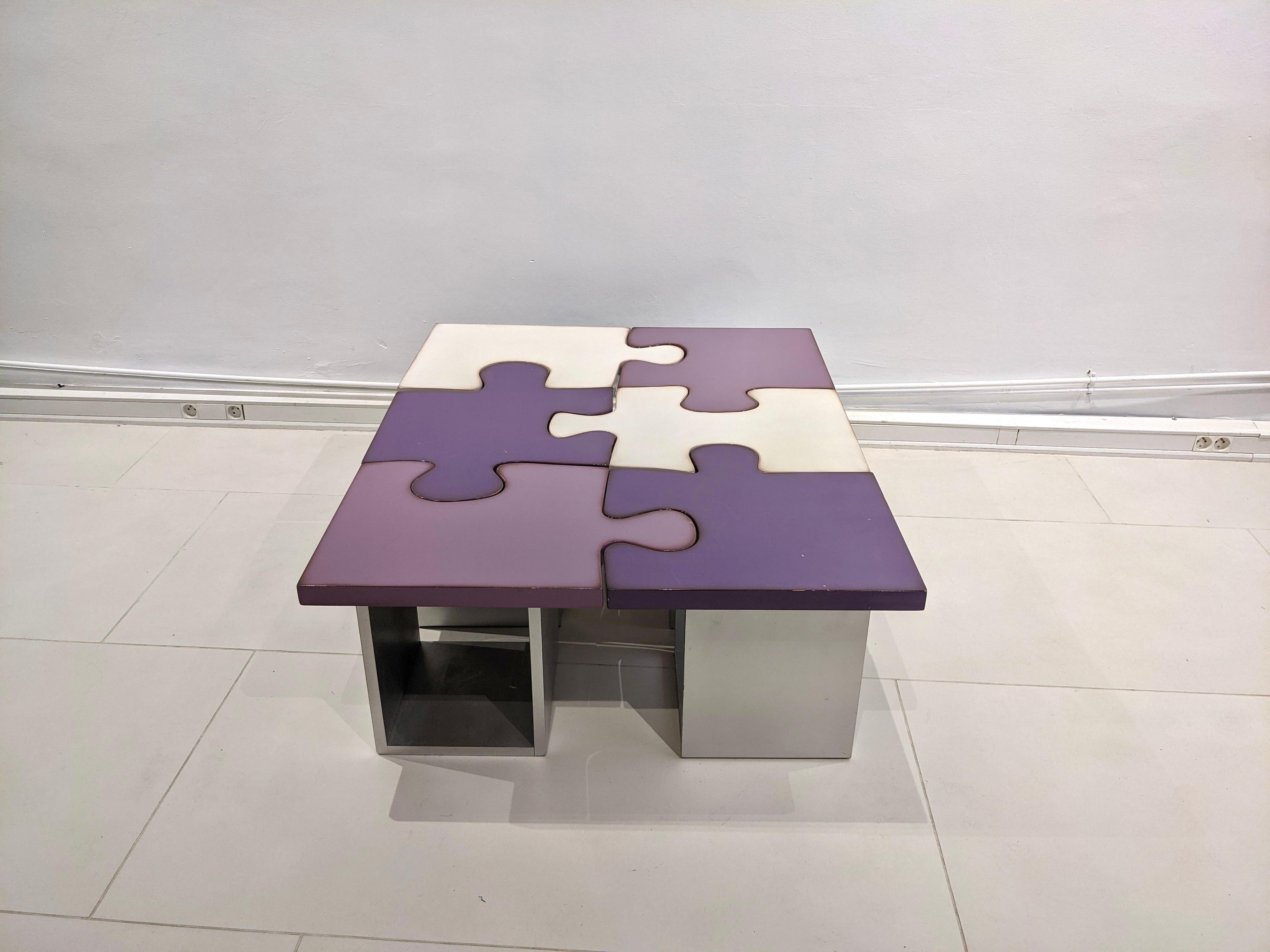 Abnehmbarer Puzzle-Couchtisch. 6 lila und weiße Teile. Lackiertes Holz. 1970s. Sehr guter Zustand.
   