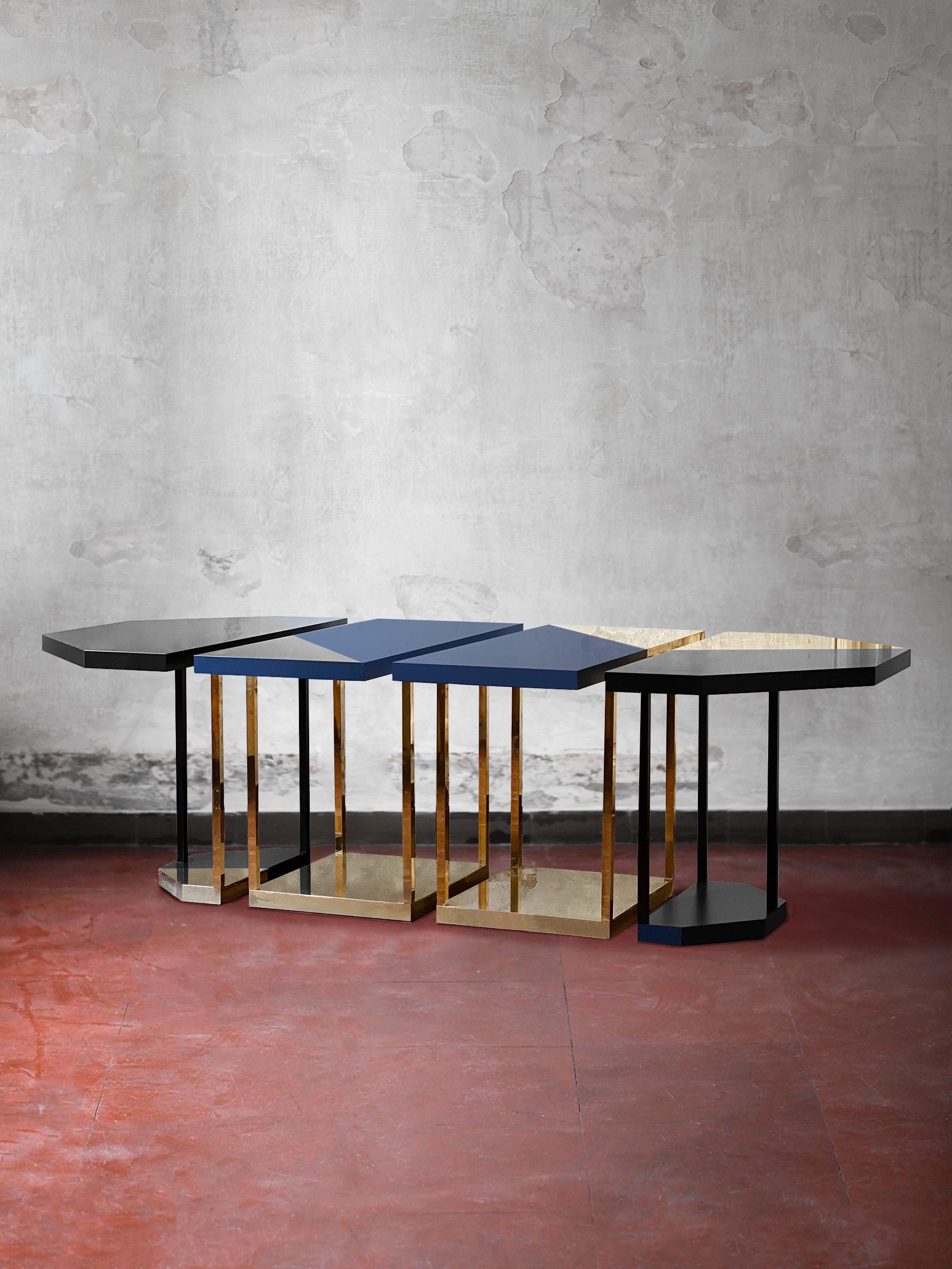 Tavolo Puzzle di Gabriella Crespi

Tavolo in ottone lucido e laminato nero/blu. 
Firma laterale in corsivo e logo originale. Set di 4 unità

Dimensioni dell'intero tavolo: 220 W x 120 H × 75 P cm
Dimensioni dei moduli laterali: 60 L x 75 H x 120,5