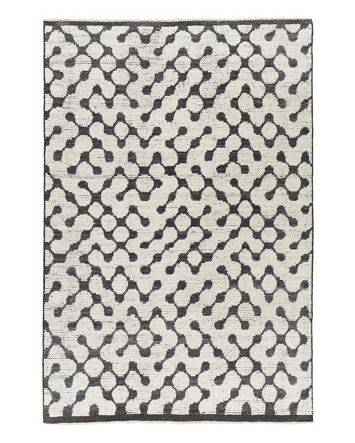 Tappeto Puzzle Wooland 360 di Mohebban
Dimensioni: L 360 x L 270 cm
Materiali: Lana.

Nella collezione Wooland, disegnata dallo studio di Elena Caponi, il fascino che emana dai disegni secolari dei tappeti berberi si trasforma in un oggetto che