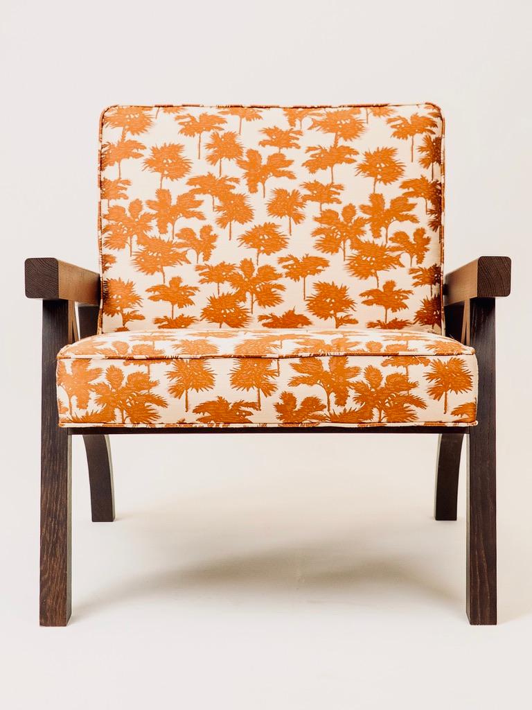 The PY armchair, designed by Atelier Linné in 2014, stands out for its elegant, minimalist design. Made from stained oak, it combines solidity and refinement, while highlighting the natural beauty of the
wood. The seat is upholstered in a soft