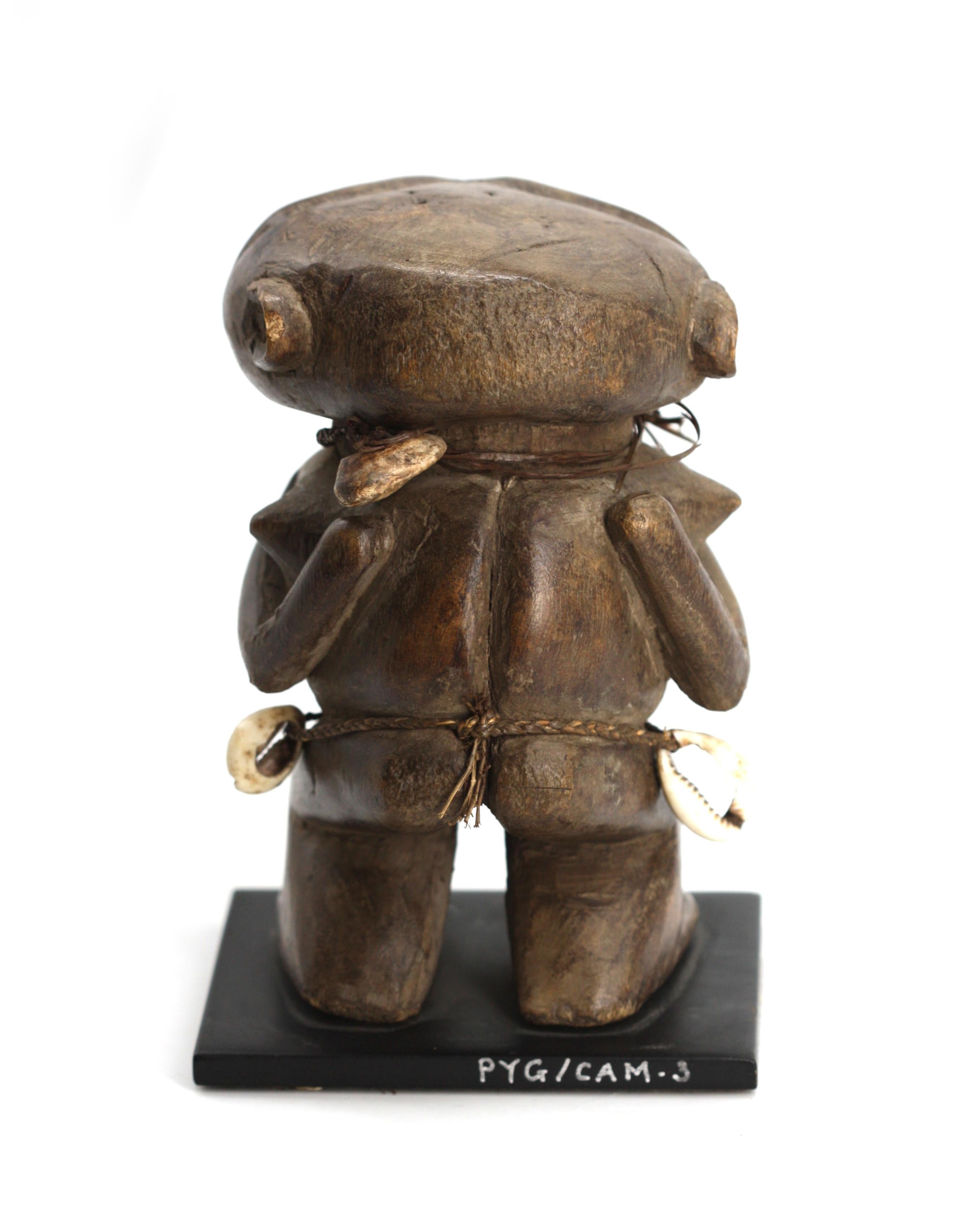 Figura di fertilità in legno pigmeo e conchiglia di cowrie In condizioni buone in vendita a West Palm Beach, FL