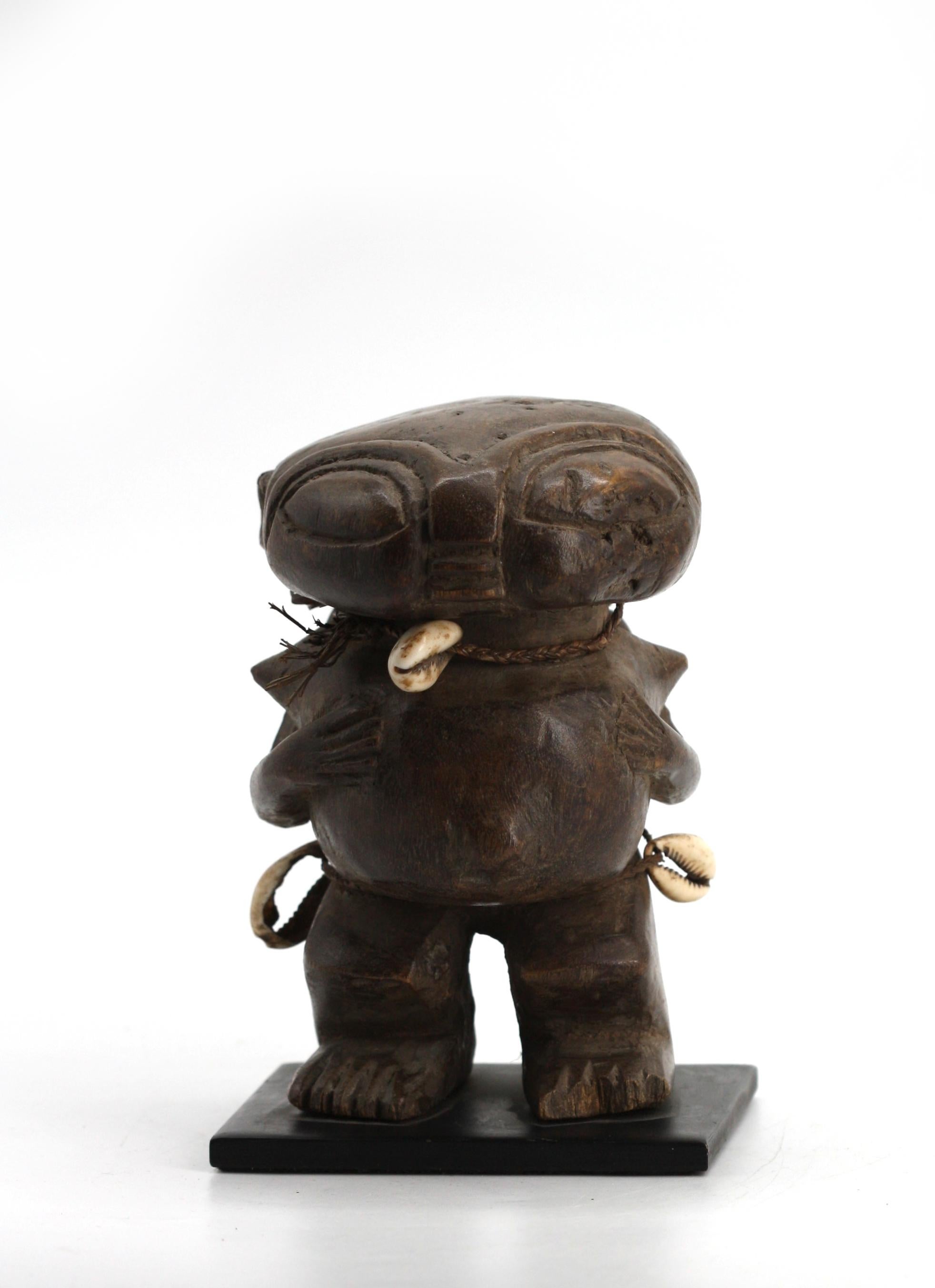 Legno Figura di fertilità in legno pigmeo e conchiglia di cowrie in vendita