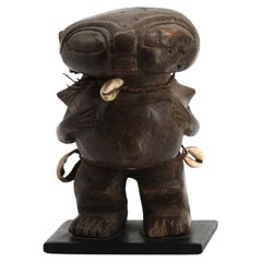 Figura de fertilidad de madera pigmea y concha de cauri