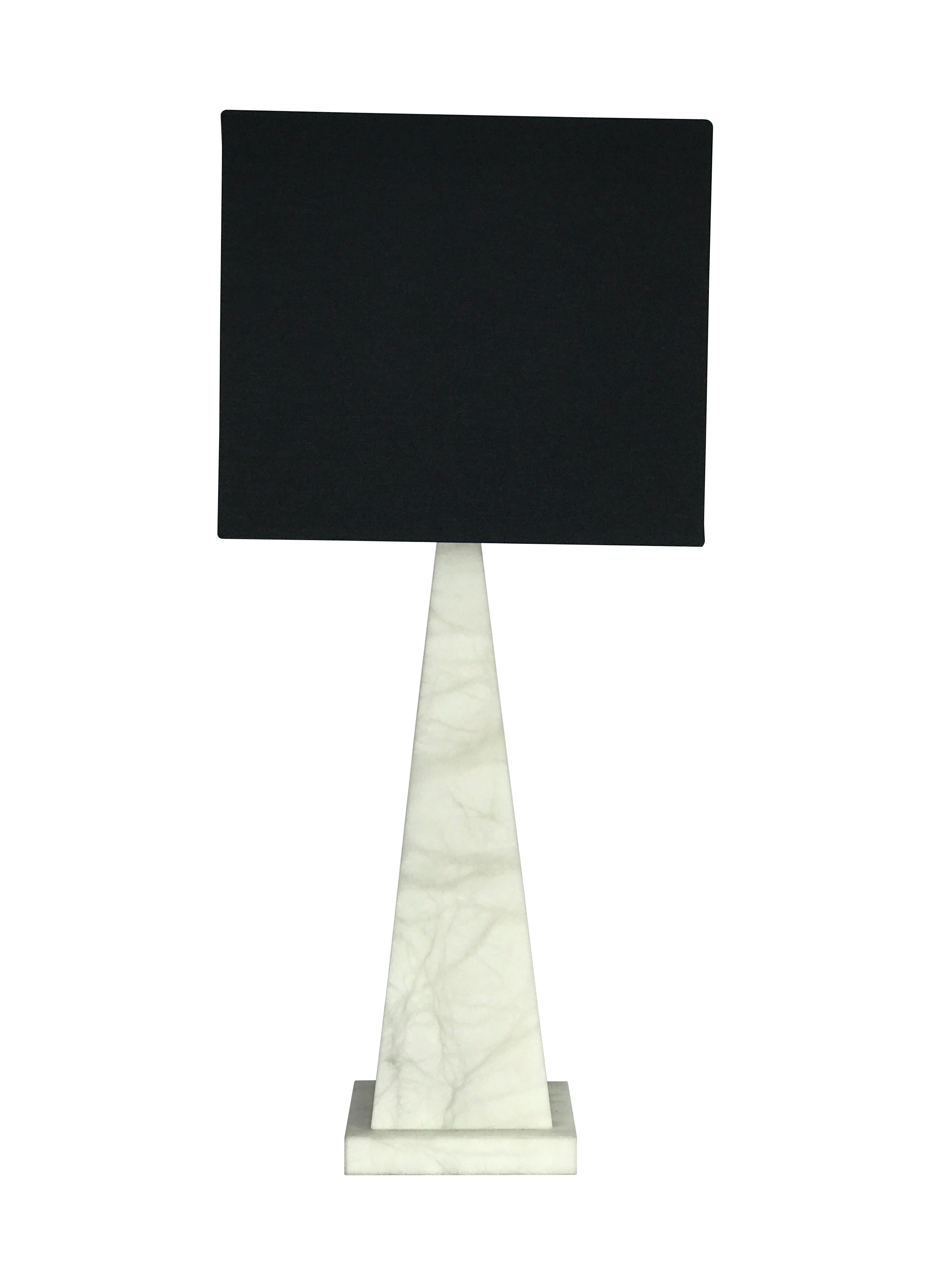 Lampe de table en albâtre 'Pyramid' à la manière de Pierre Chareau

Fabriqué à la main à Los Angeles dans l'atelier du célèbre designer et antiquaire français Denis de le Mesiere, qui rend méticuleusement hommage au travail des maîtres avec une