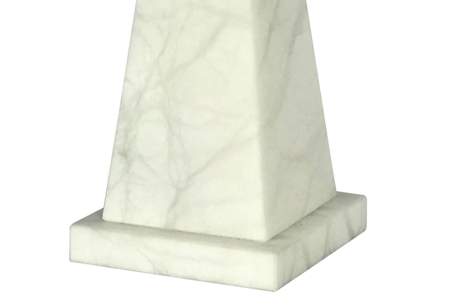 Alabaster-Tischlampe „Pyramid“  (amerikanisch) im Angebot