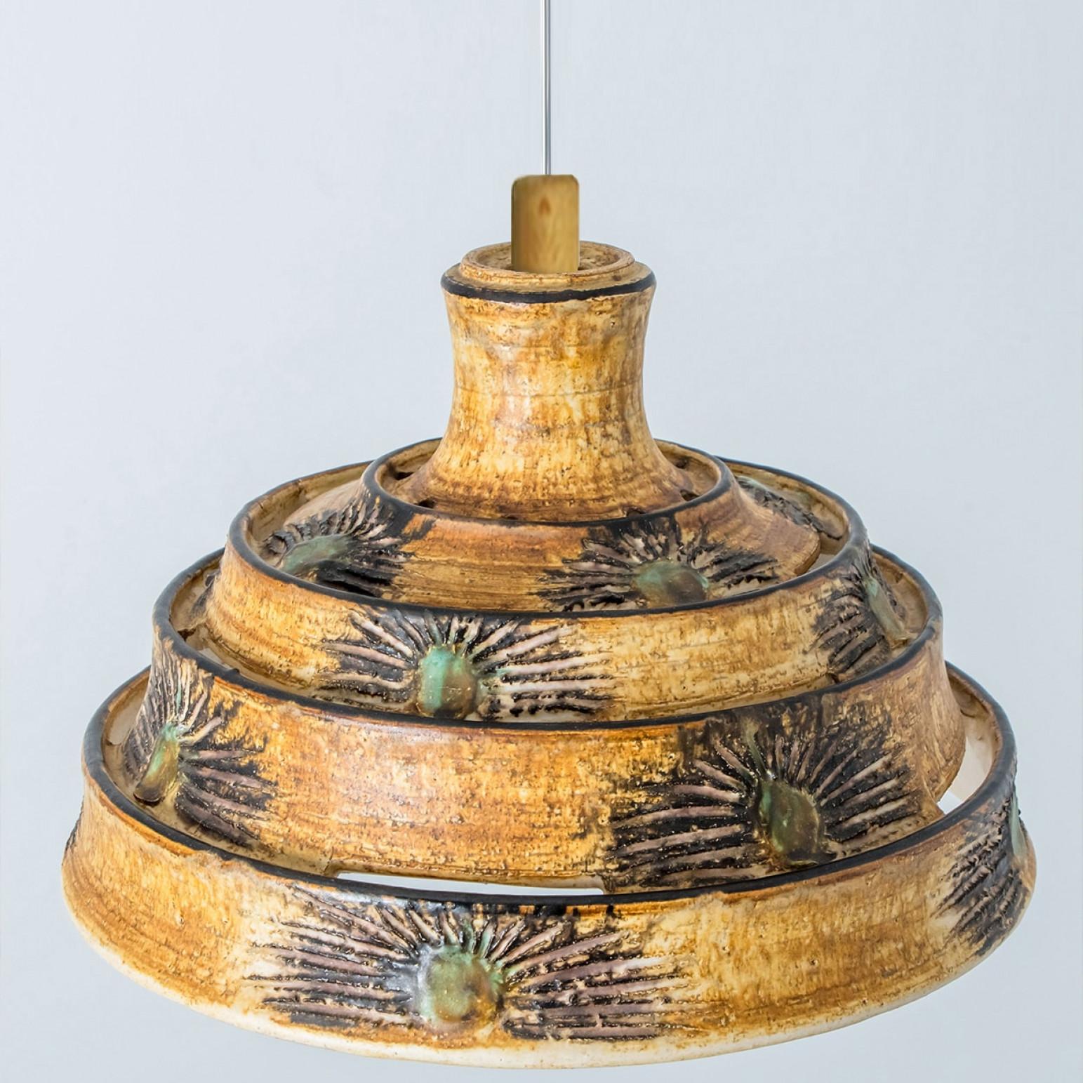 Lampada a sospensione a piramide in ceramica marrone e gialla, Danimarca, 1970 in vendita 2