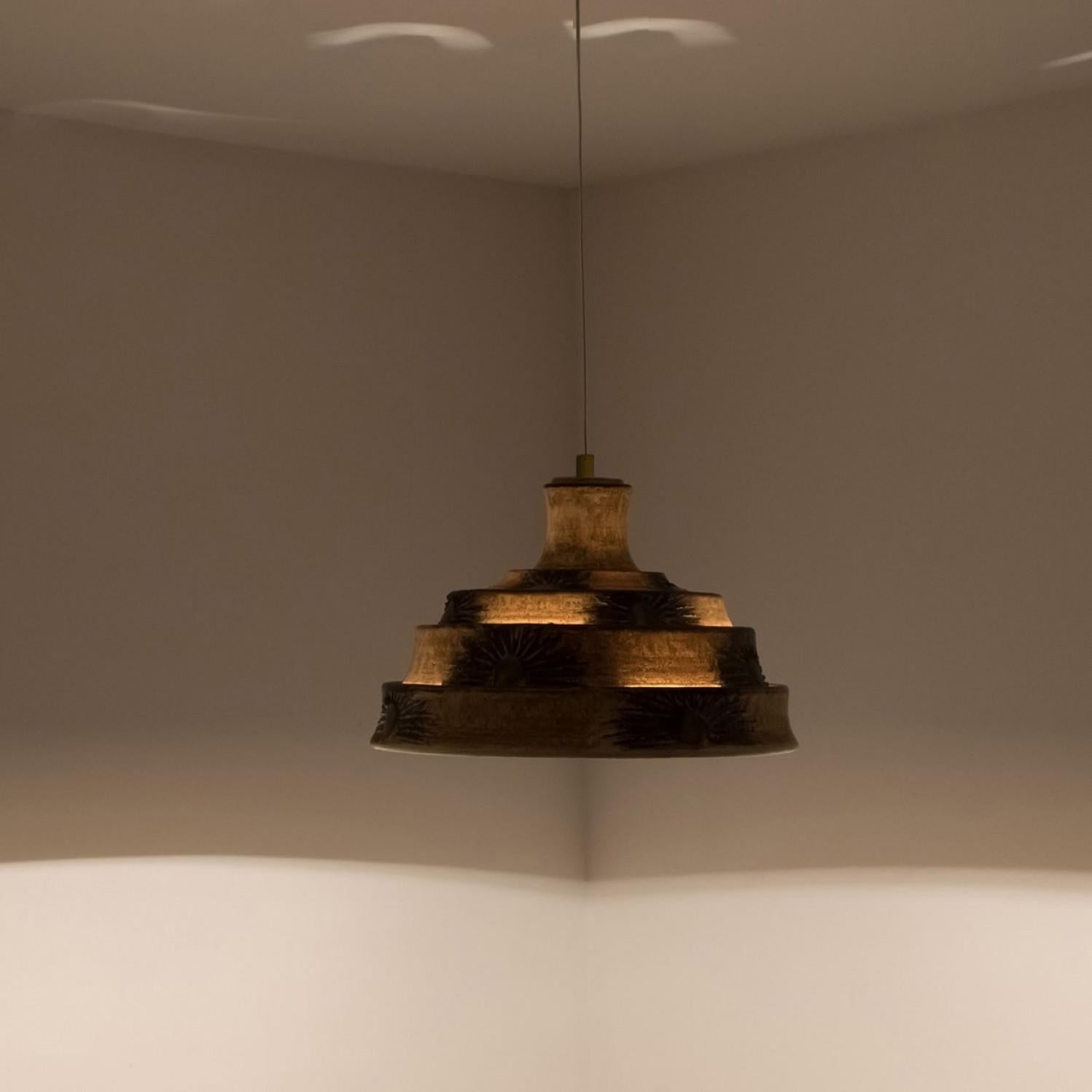Lampada a sospensione a piramide in ceramica marrone e gialla, Danimarca, 1970 in vendita 4