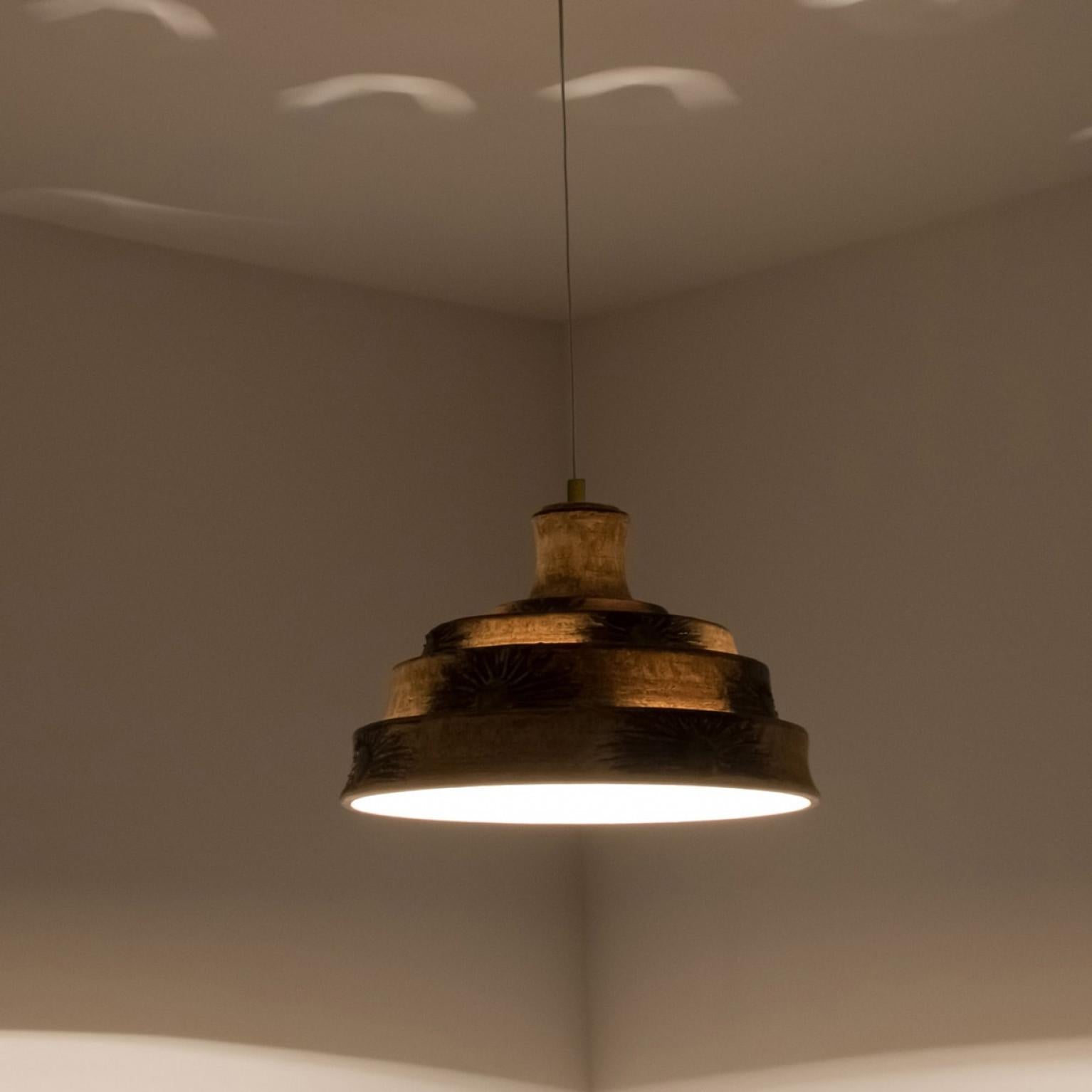 Lampada a sospensione a piramide in ceramica marrone e gialla, Danimarca, 1970 in vendita 5