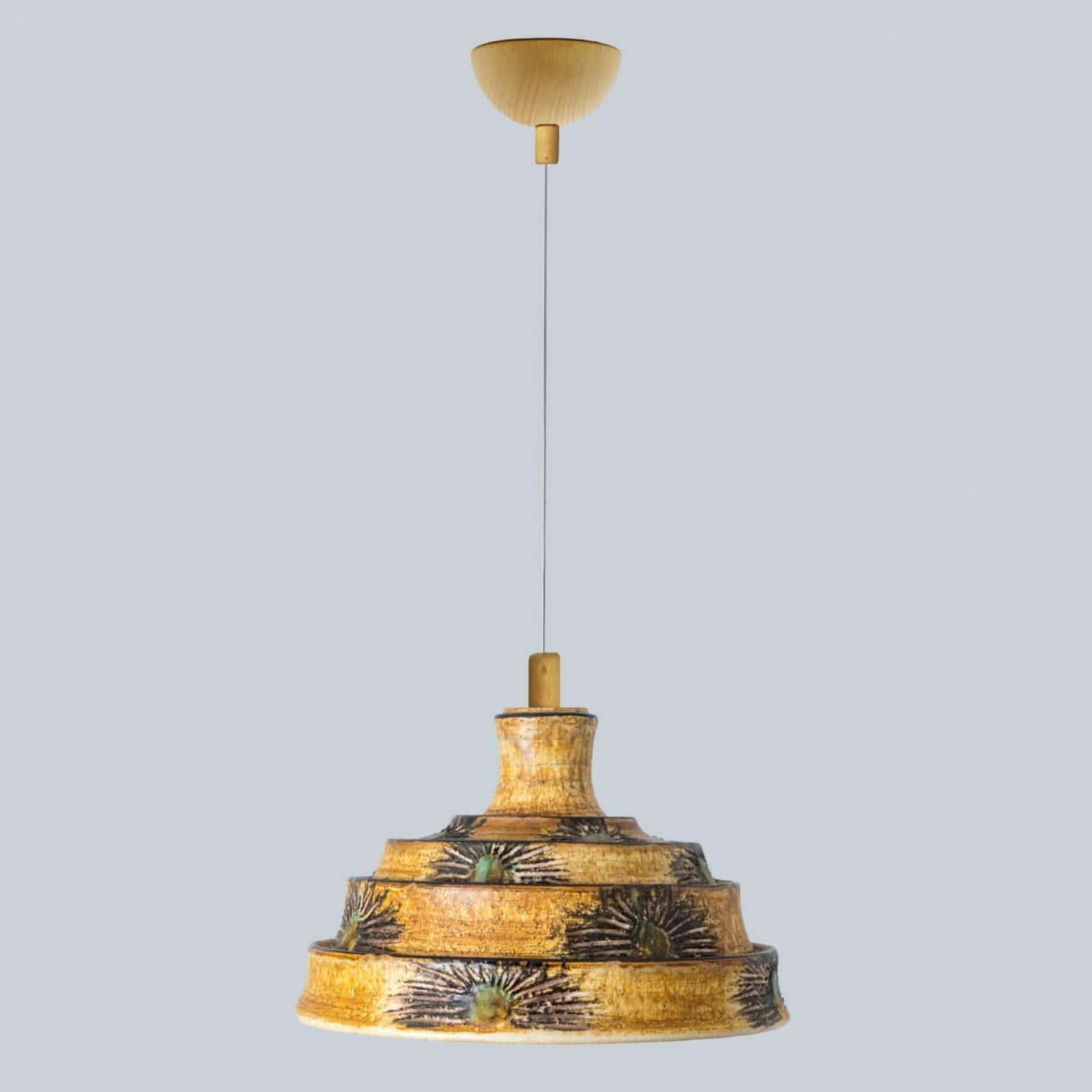 Altro Lampada a sospensione a piramide in ceramica marrone e gialla, Danimarca, 1970 in vendita