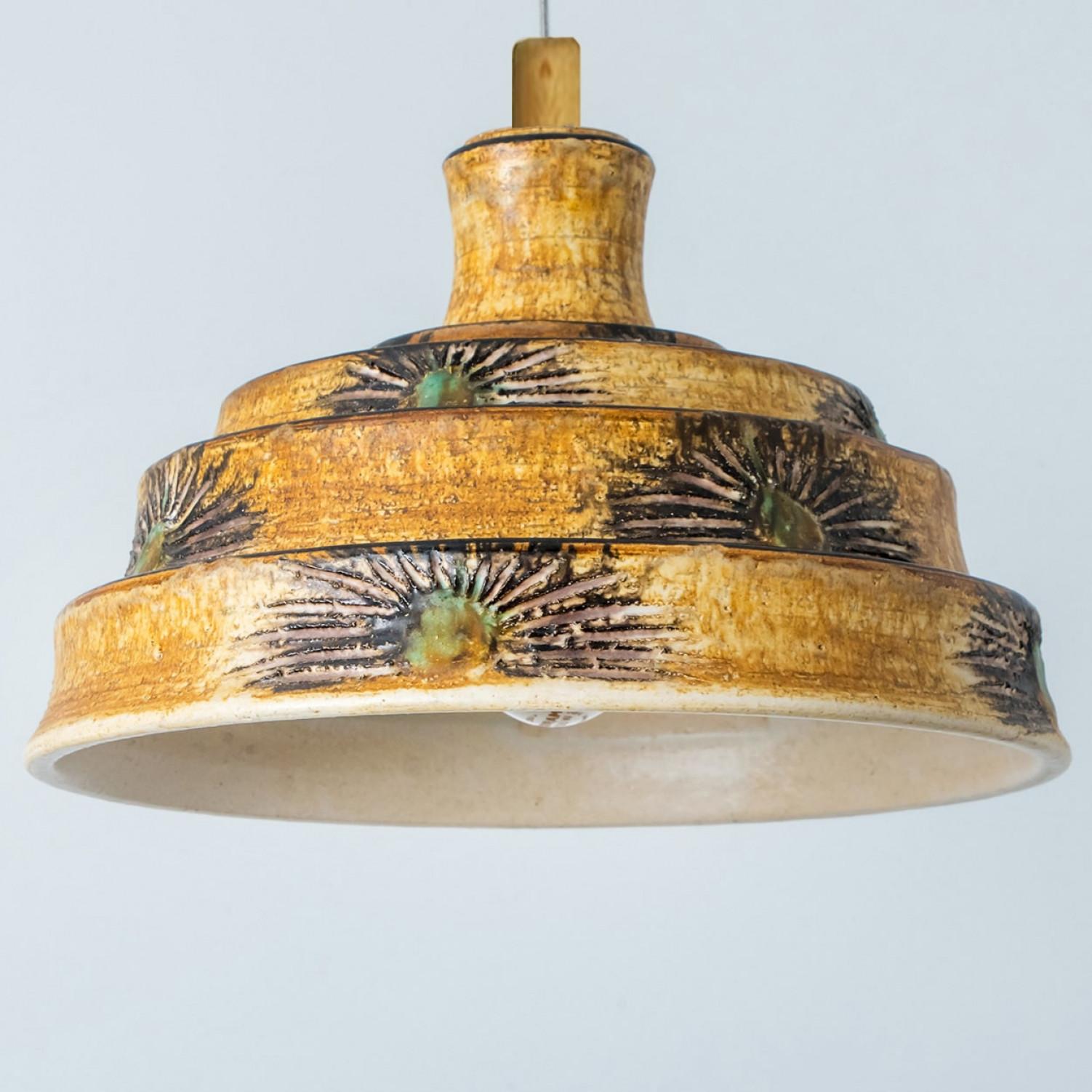 Fine XX secolo Lampada a sospensione a piramide in ceramica marrone e gialla, Danimarca, 1970 in vendita