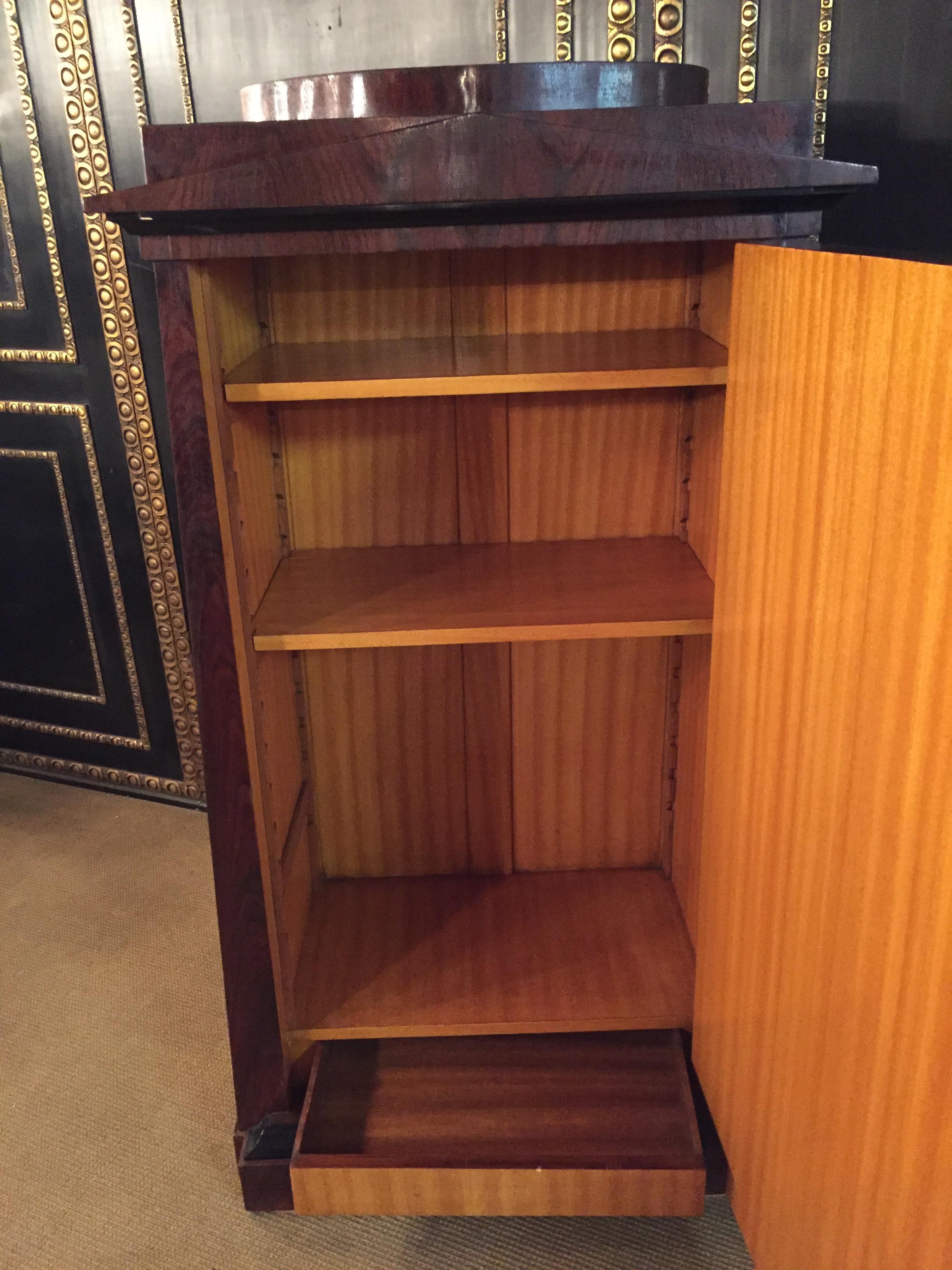 Pyramid Cabinet shelve in antique Biedermeier Style Mahogany veneer In Good Condition For Sale In Berlin, DE