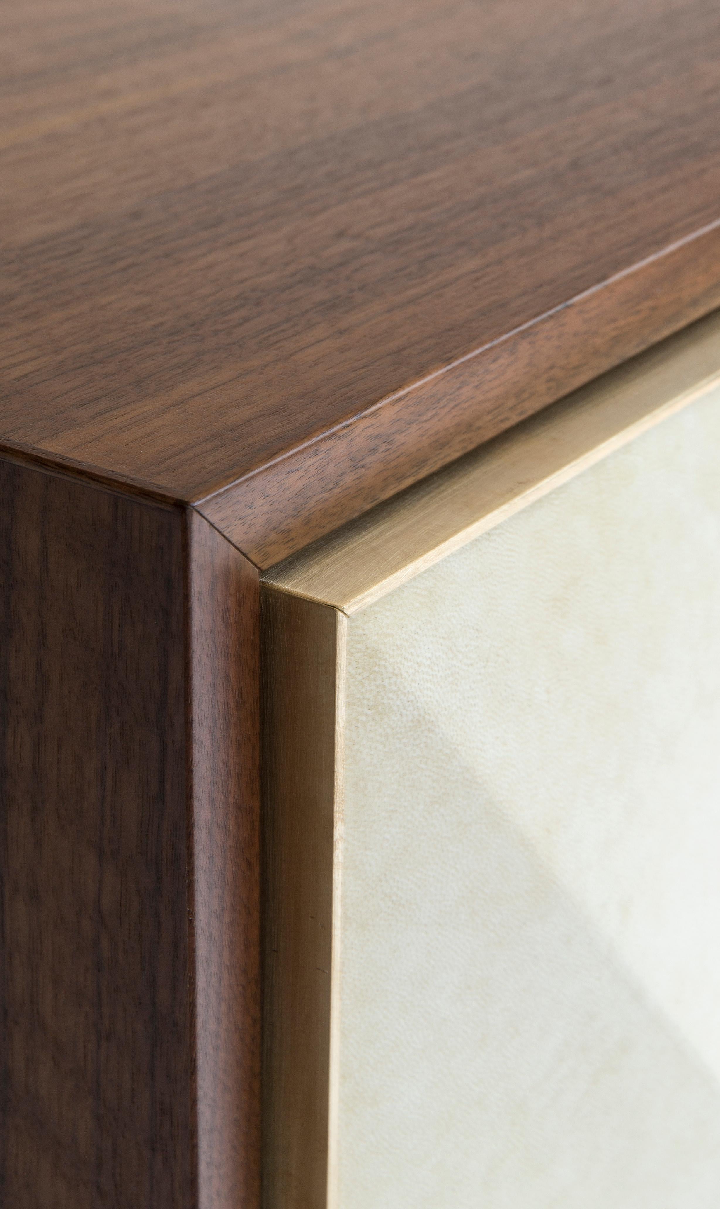 Mobile a piramide in noce con pergamena di capra e ottone in vendita 1