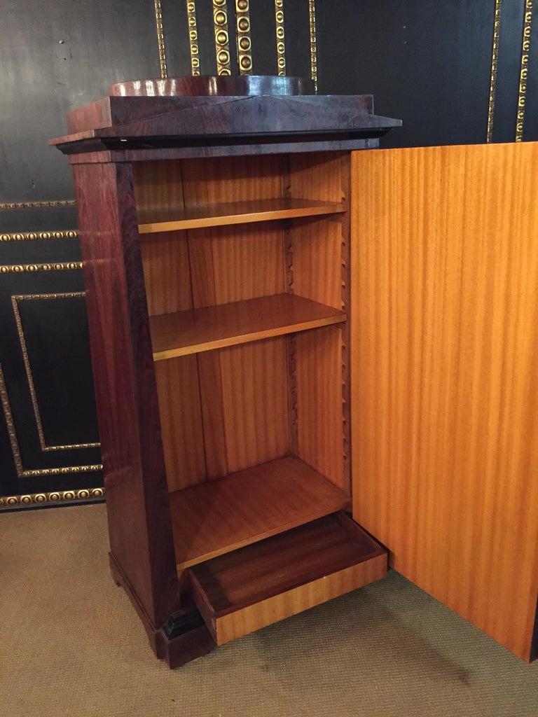Armoire pyramidale en placage d'acajou de style Biedermeier antique en vente 5
