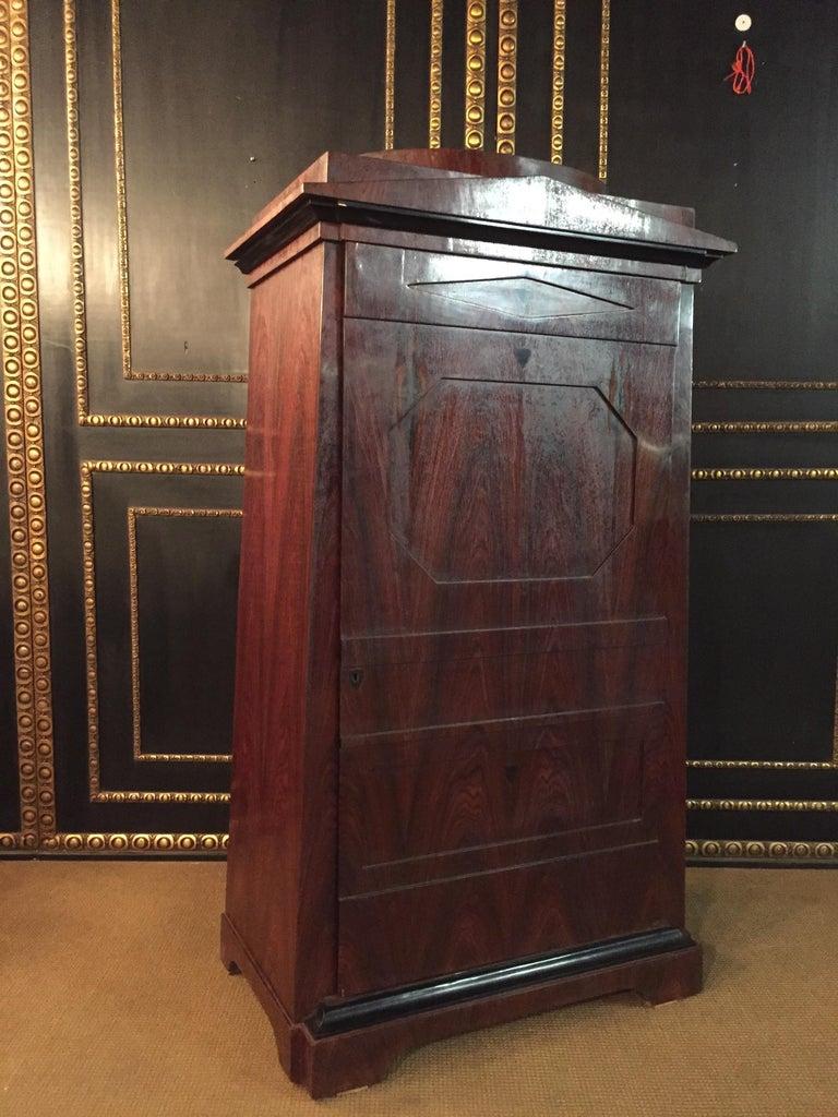 Allemand Armoire pyramidale en placage d'acajou de style Biedermeier antique en vente