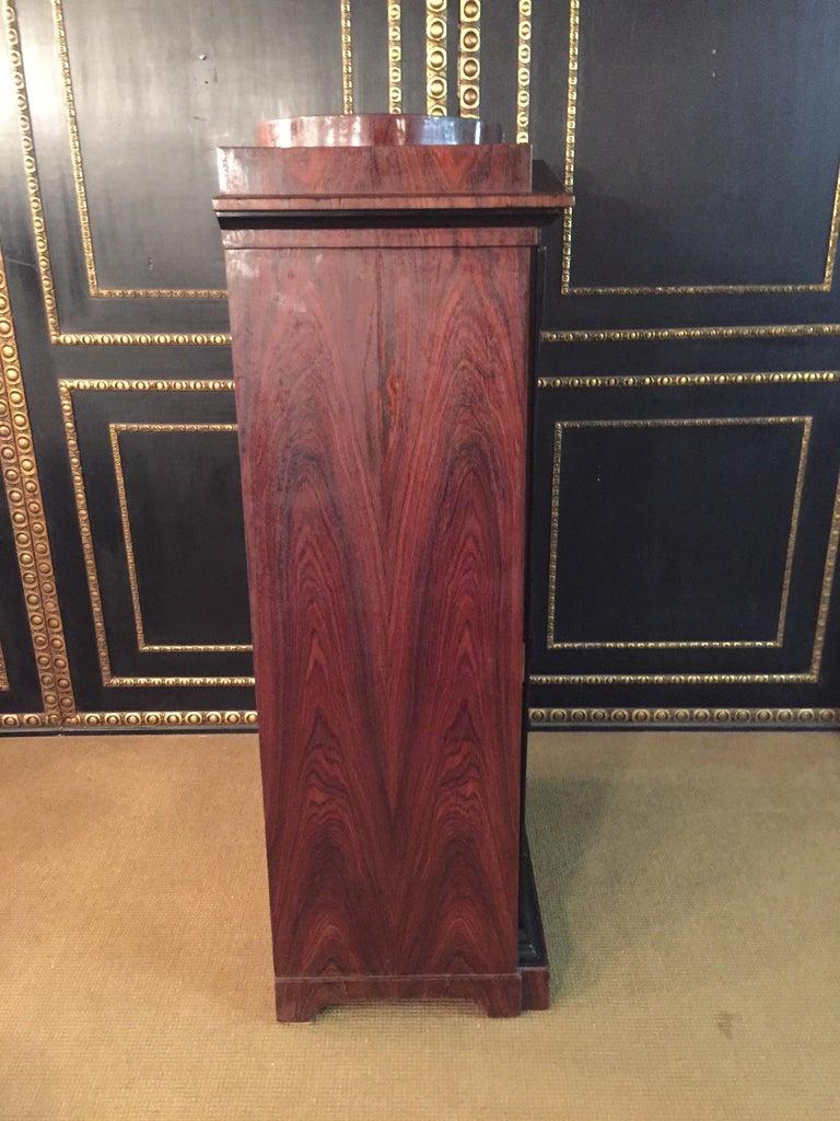 20ième siècle Armoire pyramidale en placage d'acajou de style Biedermeier antique en vente