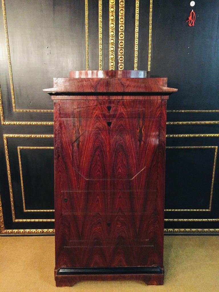 Bois Armoire pyramidale en placage d'acajou de style Biedermeier antique en vente