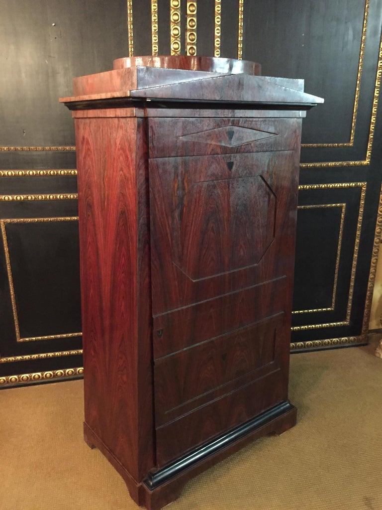 Armoire pyramidale en placage d'acajou de style Biedermeier antique en vente 1