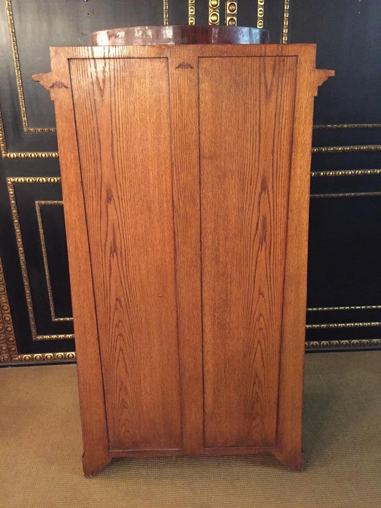 Armoire pyramidale en placage d'acajou de style Biedermeier antique en vente 3