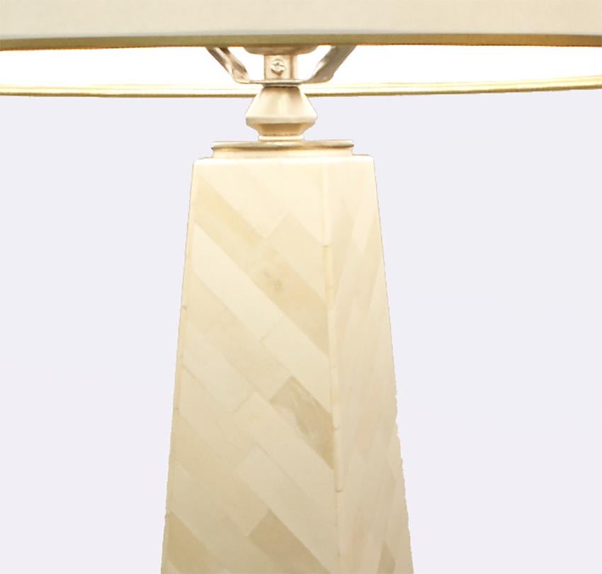Hollywood Regency Lampadaire pyramidal avec os tessellé, Nima en vente