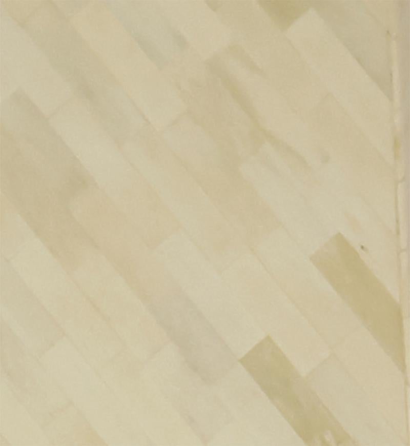 Sculpté à la main Lampadaire pyramidal avec os tessellé, Nima en vente