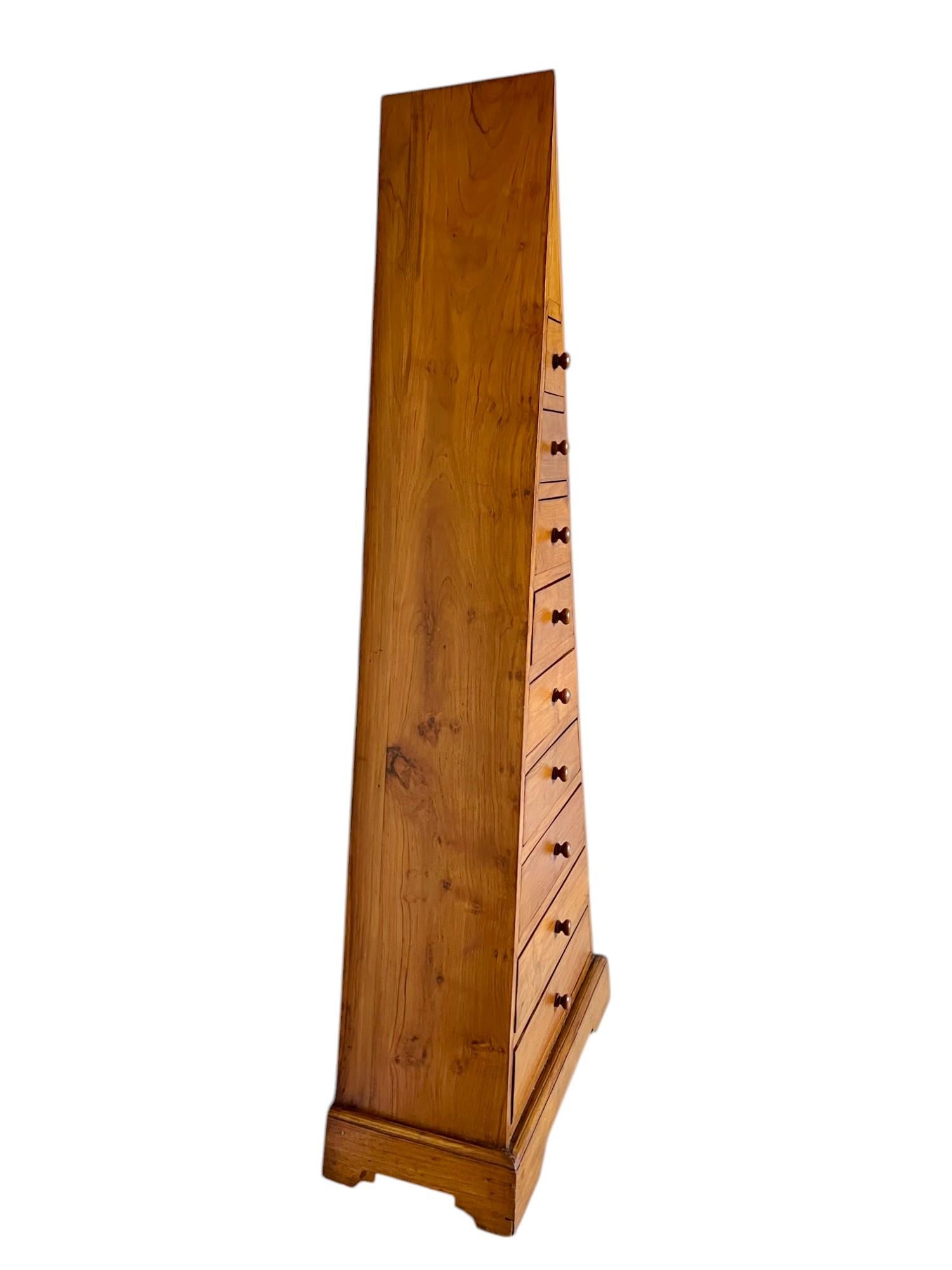 Organico moderno Cassettiera Pyramid Form Wood, anni '90 in vendita