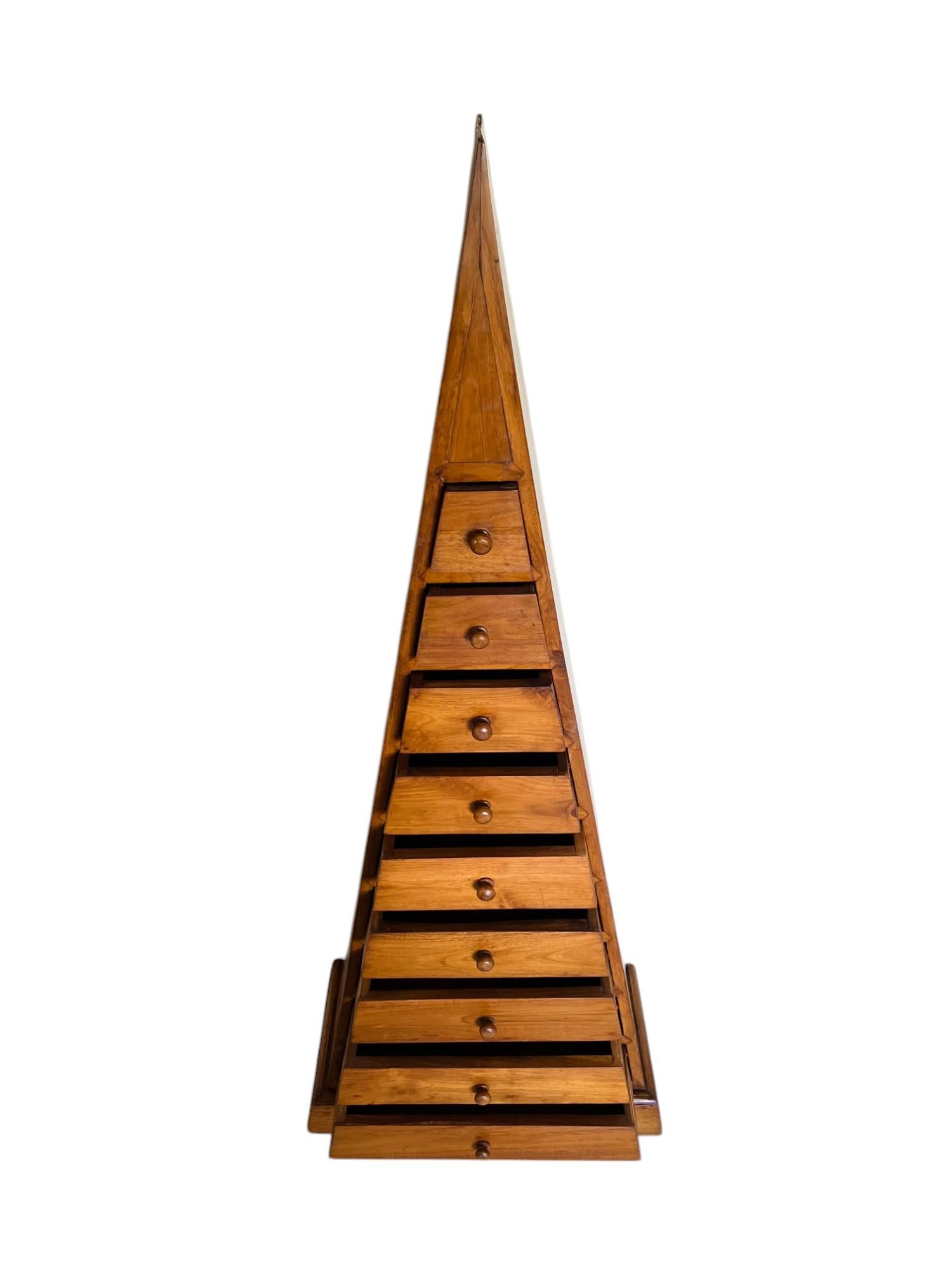 Cassettiera Pyramid Form Wood, anni '90 In condizioni buone in vendita a Harlingen, TX