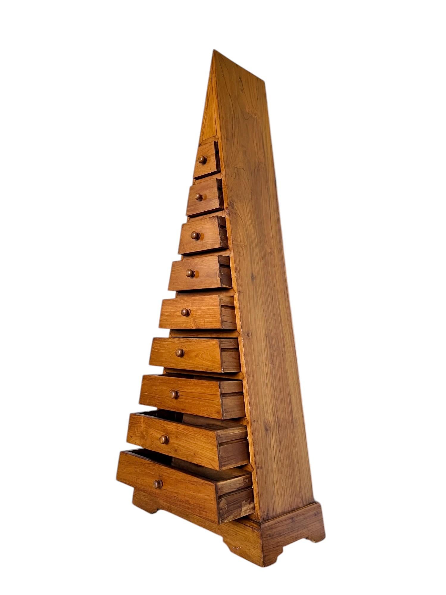 Legno massiccio Cassettiera Pyramid Form Wood, anni '90 in vendita
